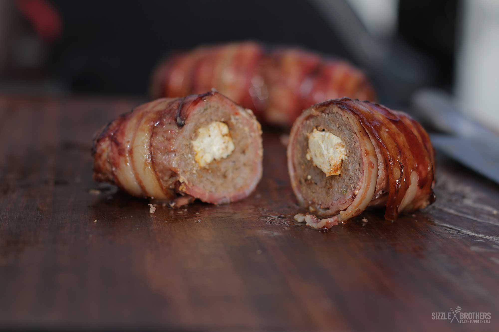 Bifteki mit Schafskäse im BBQ-Style