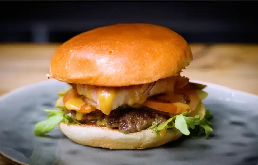 Burger mit Ziegenkäse, Bacon, Rucola & Honig Senf Sauce
