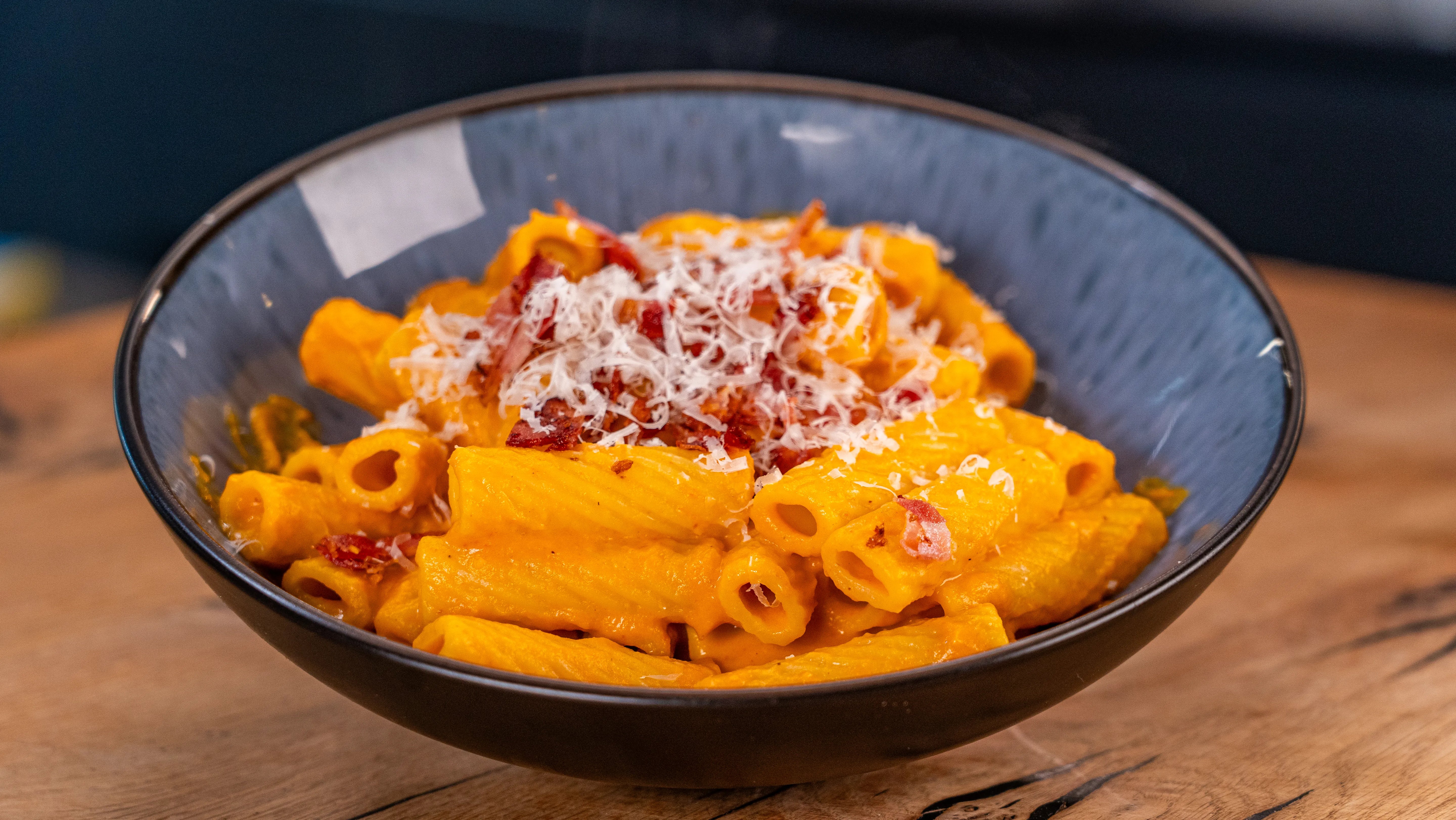 Cremige KĂĽrbis Pasta mit Parmesan & Bacon