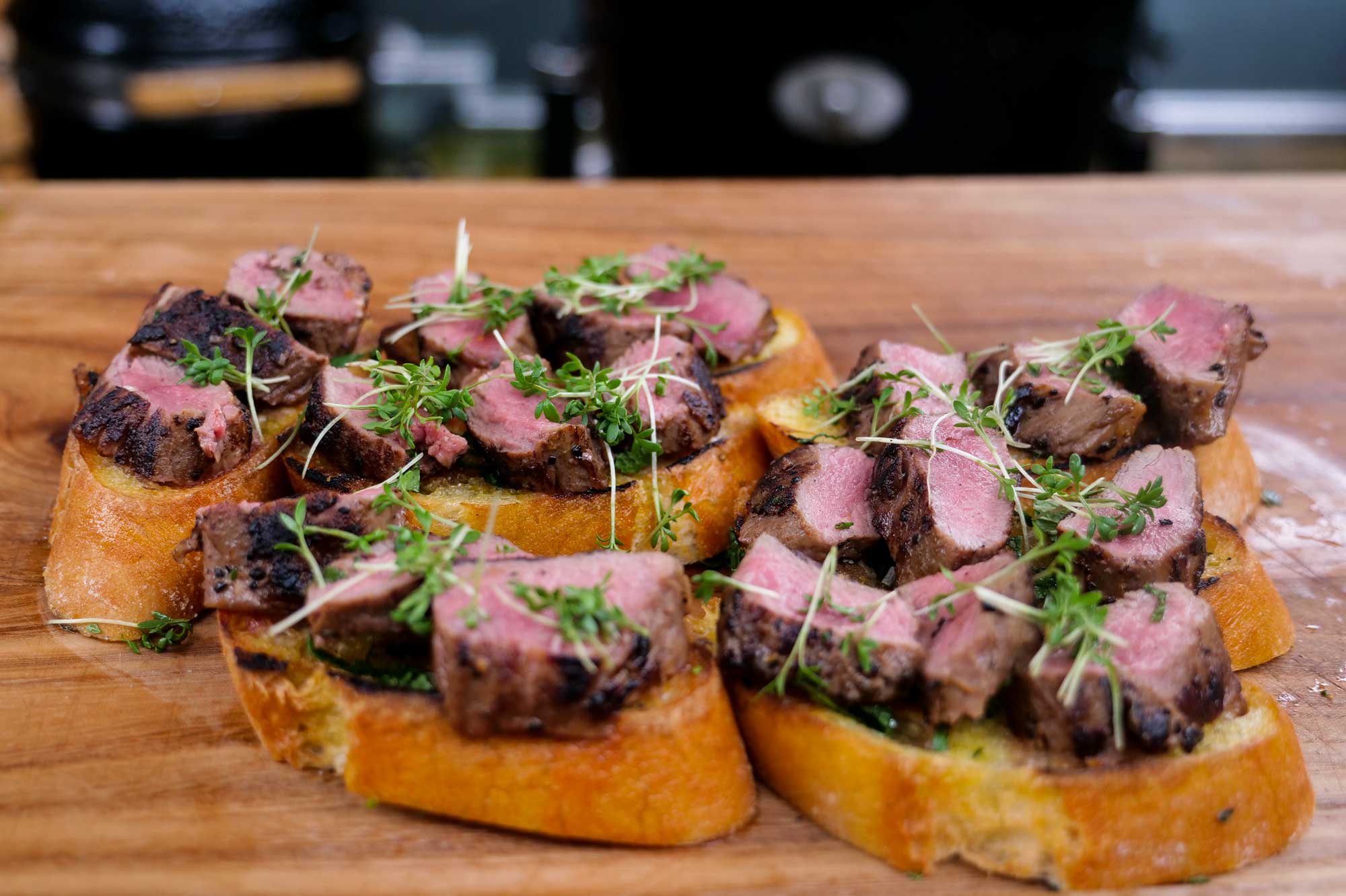 Gegrillte Lammlachse mit Knoblauchbrot