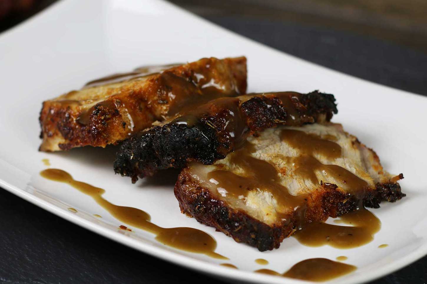 Schweinebraten vom Grill mit Dunkelbiersauce