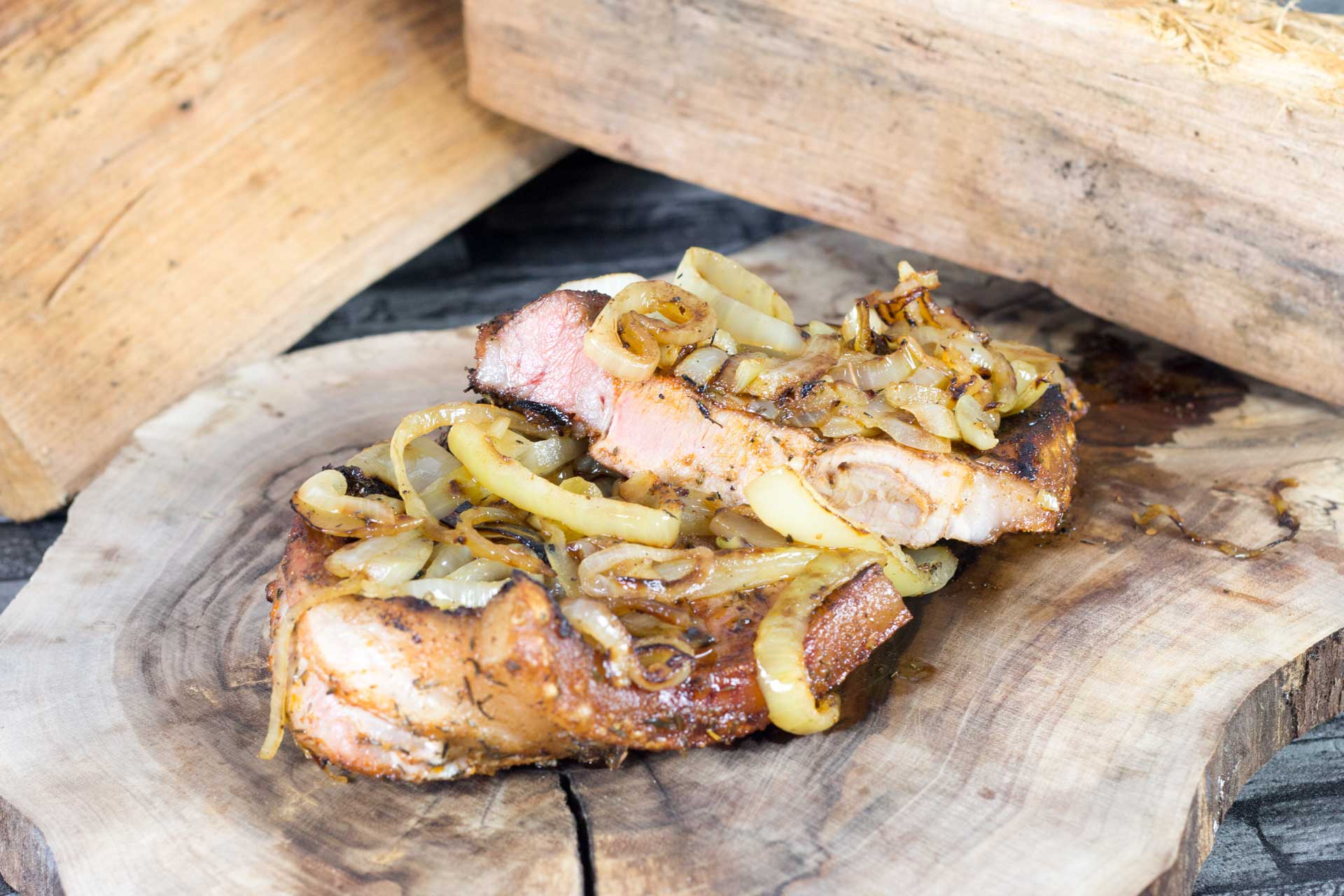 Holzfällersteak Rezept: Schweineschulter Steak grillen