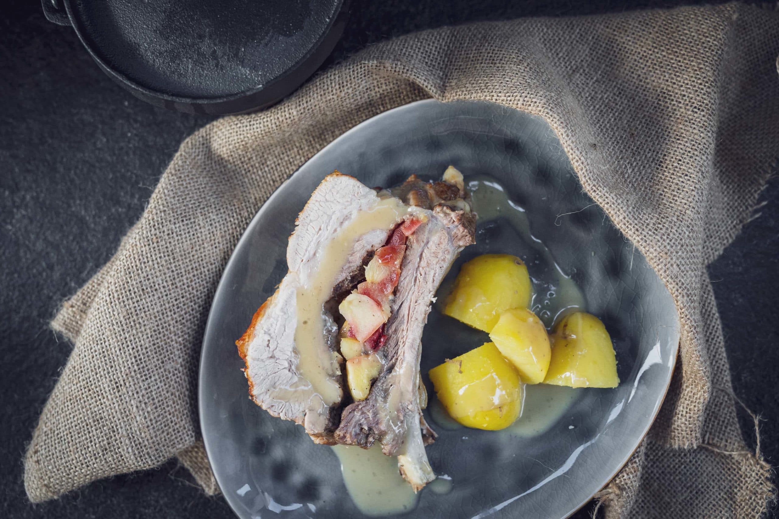 Omas gefĂĽllter Rippenbraten