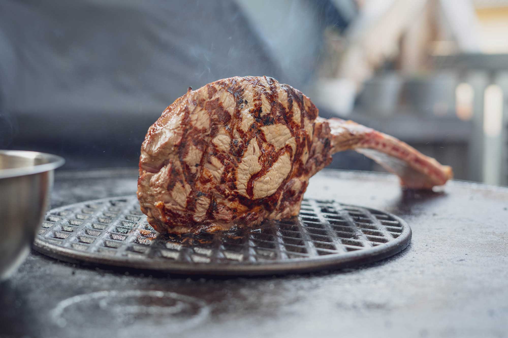 XXL-Tomahawk Steak grillen in 10 Minuten