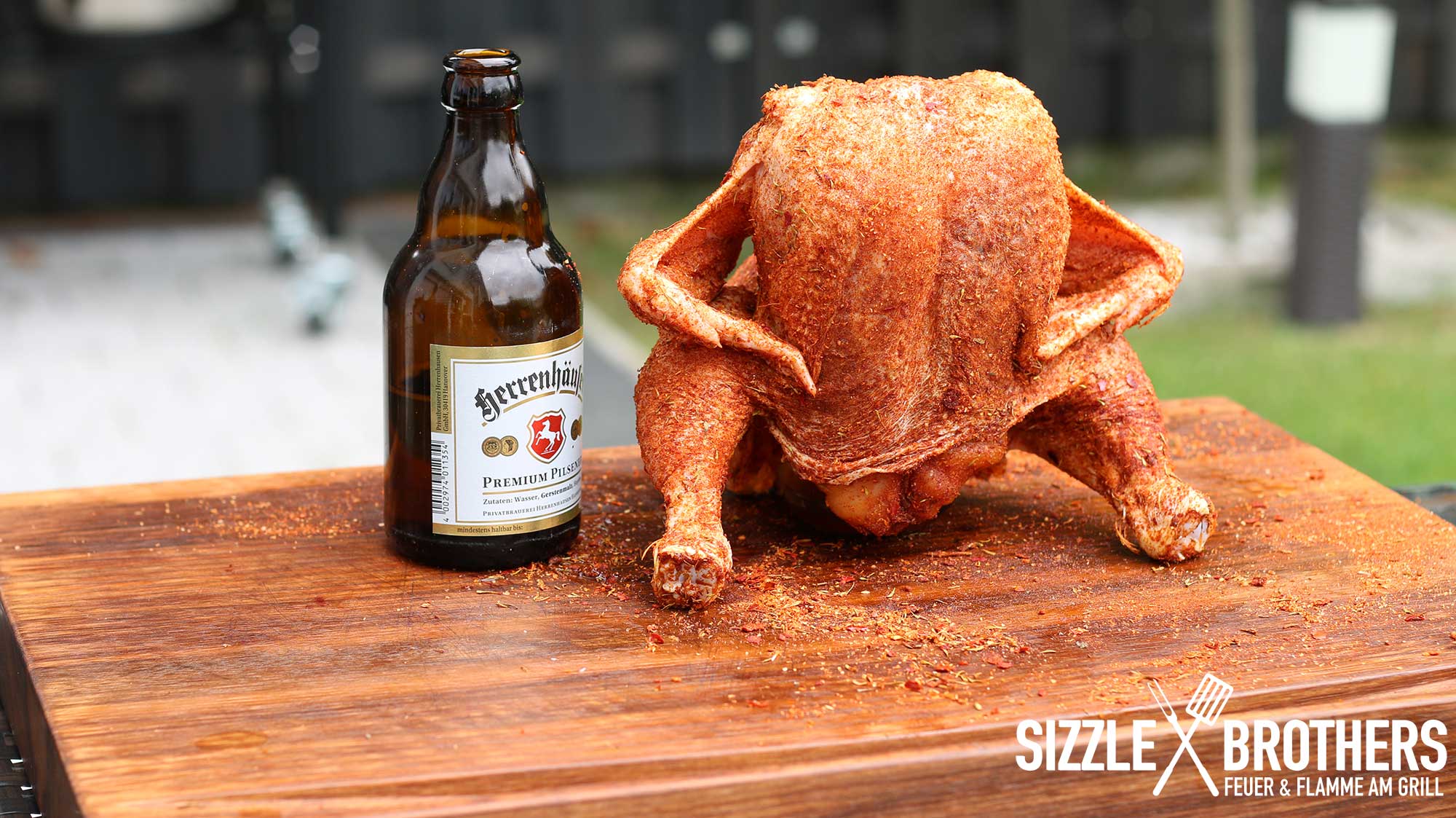 Das Beer Can Chicken kann nun gegrillt werden