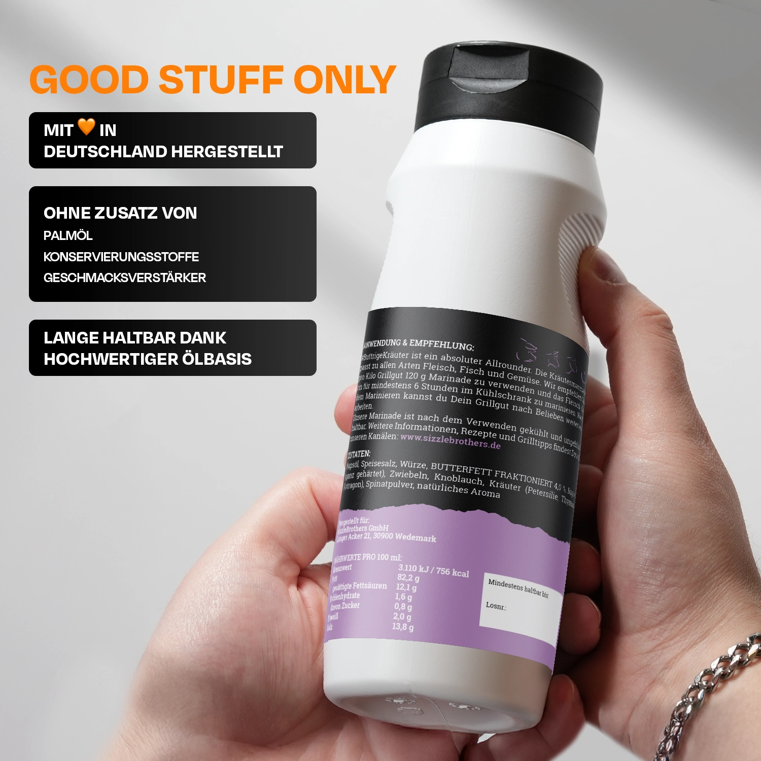 Eine Hand hält eine weiße Gewürzflasche mit schwarzem Deckel. Text: Mit Herz in Deutschland hergestellt.