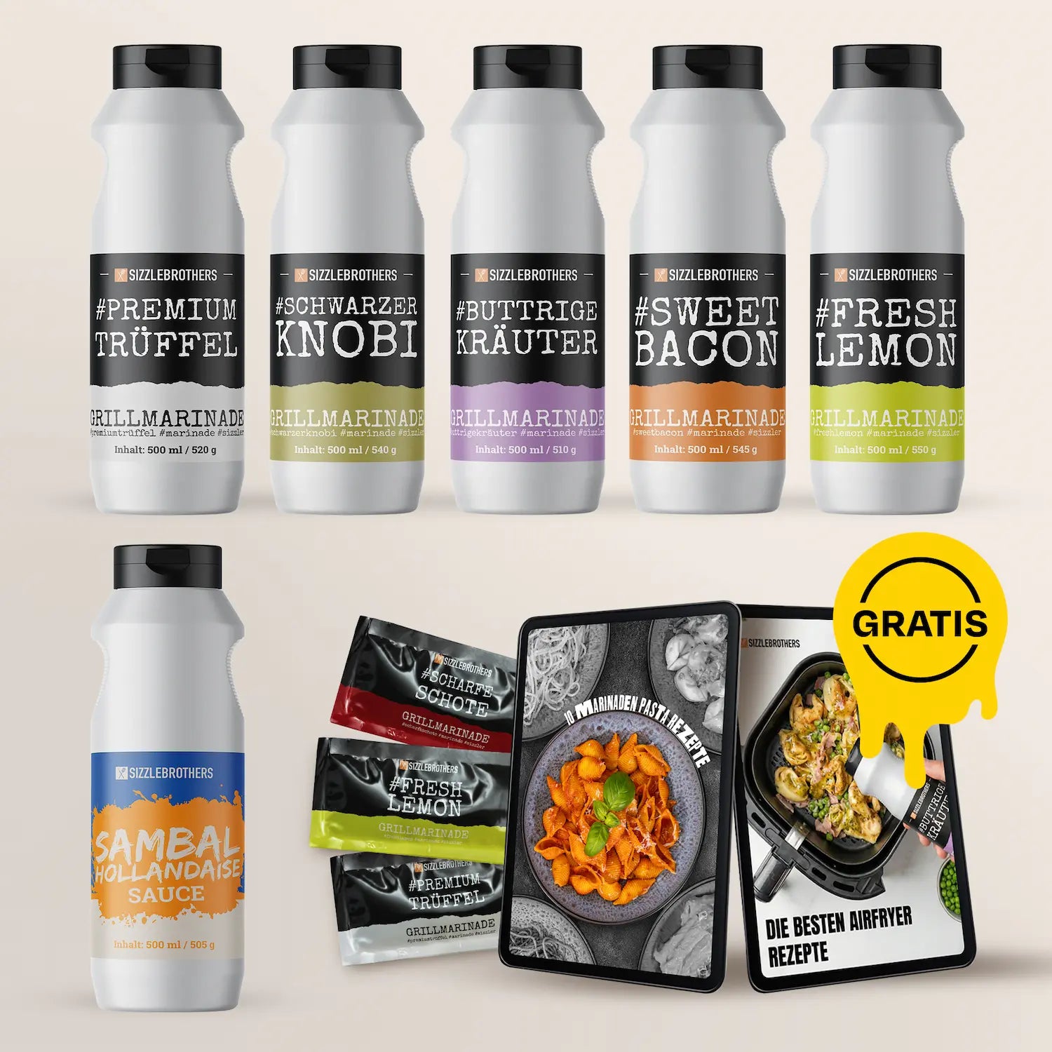 Sechs Grillmarinadenflaschen und Saucenbeutel. Gratis-Rezept auf Tablet mit gelbem Hinweis.
