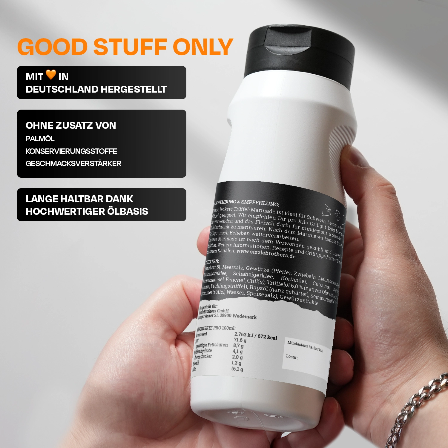 Eine weiße Gewürzflasche wird in einer Hand gehalten. Text: Mit Herz in Deutschland hergestellt.