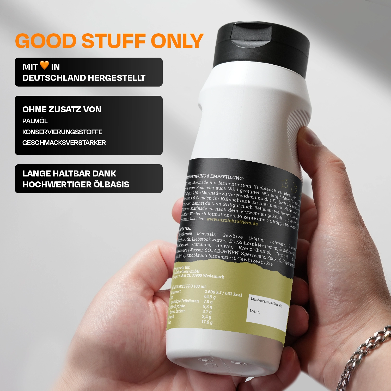 Person hält Flasche mit Text zu Inhaltsstoffen, hergestellt in Deutschland.