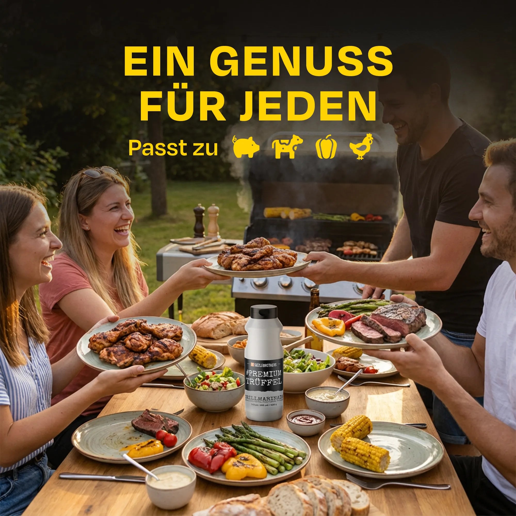 Vier Personen essen fröhlich an einem Tisch im Freien; im Hintergrund grillt jemand.