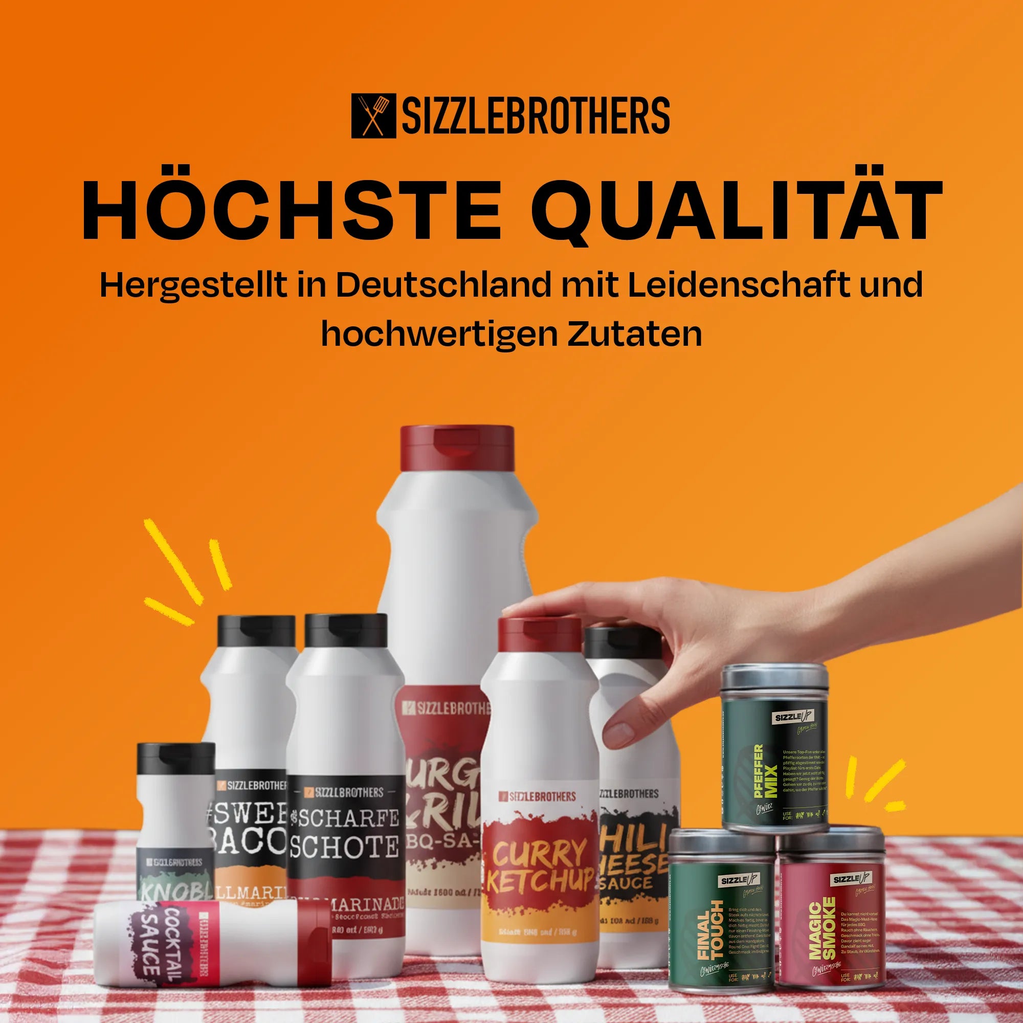 Produkte verschiedener Saucen und Gewürze mit Hand, Text zur höchsten Qualität
