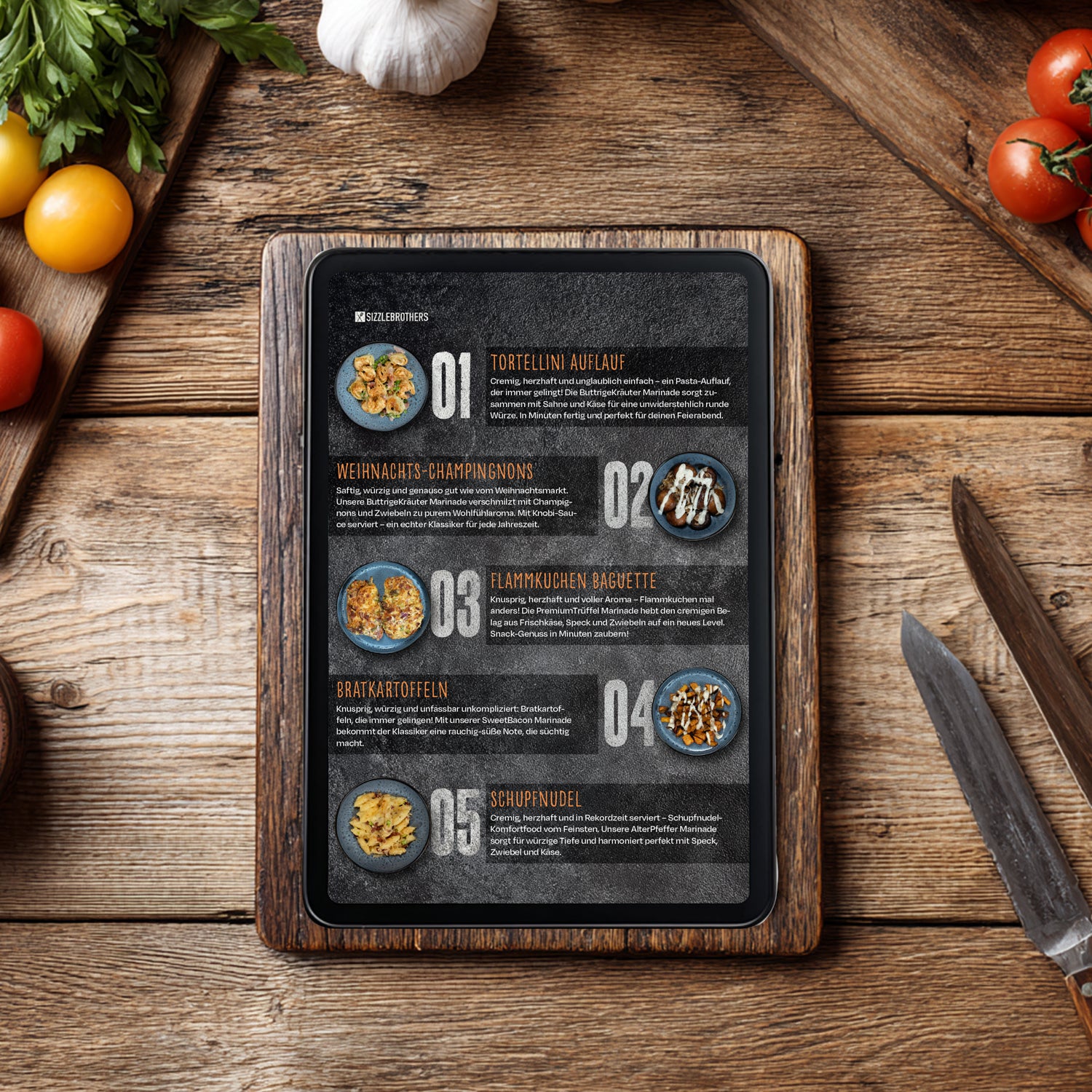 Tablet auf Holzuntergrund mit Rezepten und Bildern von Gerichten.