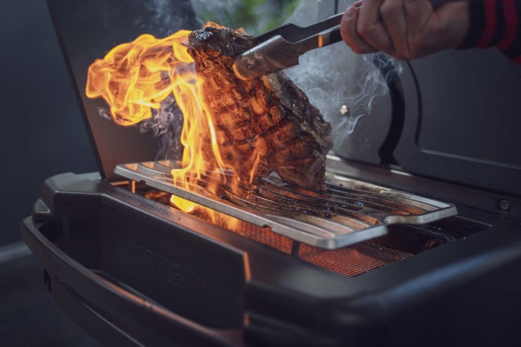 Grillrezept, Steak auf einem Grill mit offener Flamme.