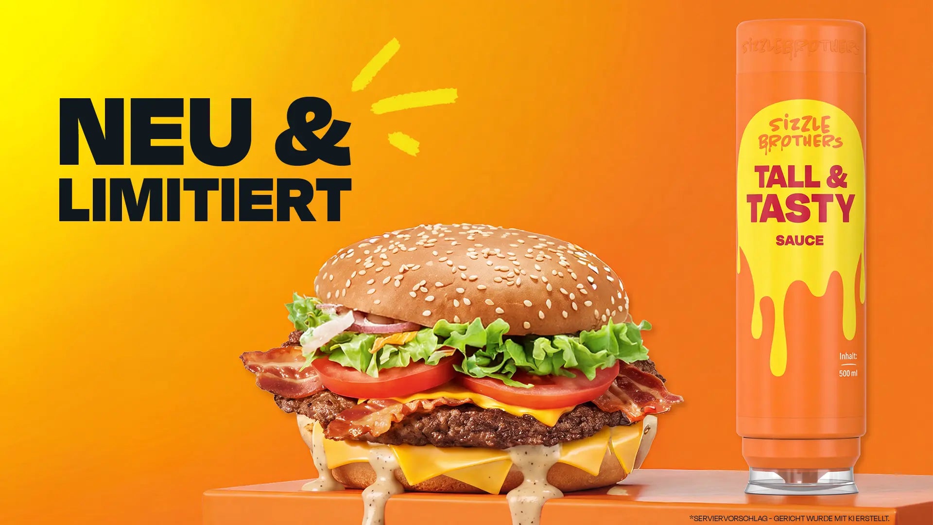 Orange Flasche mit der Aufschrift 'SizzleBrothers Tall & Tasty Sauce' neben einem Burger mit Sesambrötchen, Salat, Tomate, Speck, Käse und Sauce vor gelbem Hintergrund