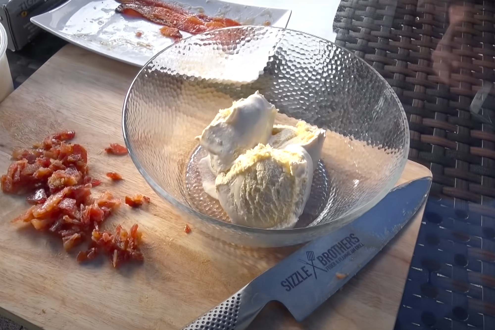 Bacon und Eis auf dem Tisch