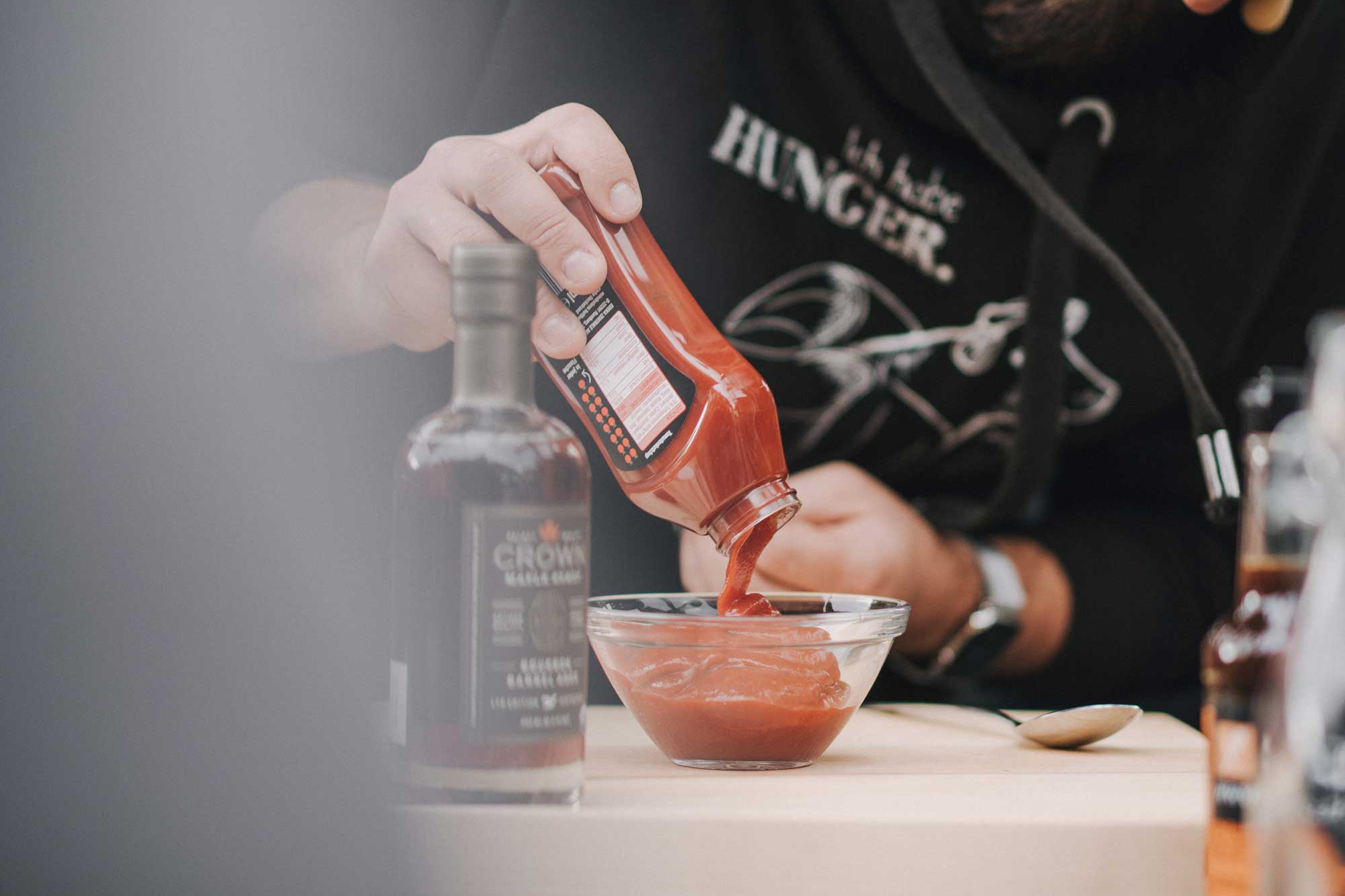 Ketchup wird abgefüllt