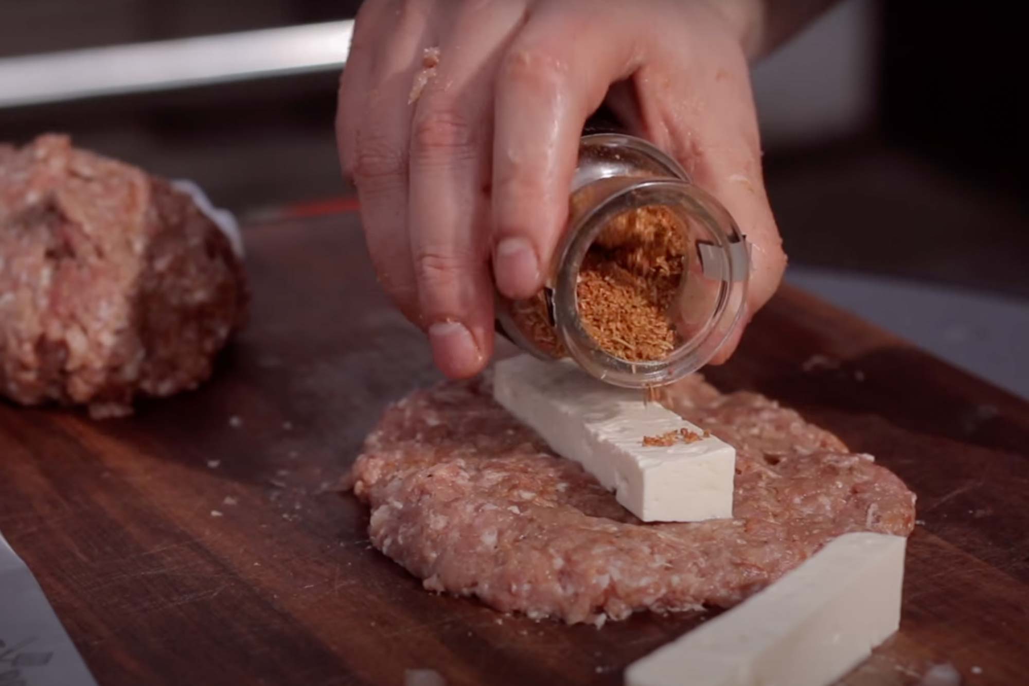 Ein leckeres Gewürz kommt auf den Schafskäse