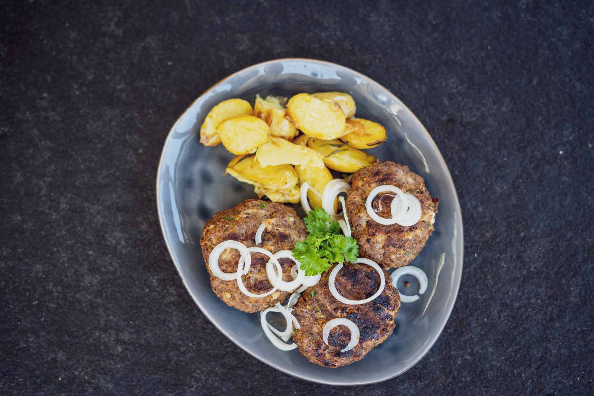 Das fertige Bifteki mit den griechischen Kartoffeln