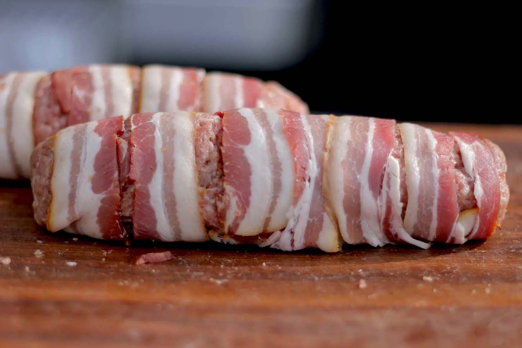 Die Hackfleischrolle wurde mit Bacon ummantelt