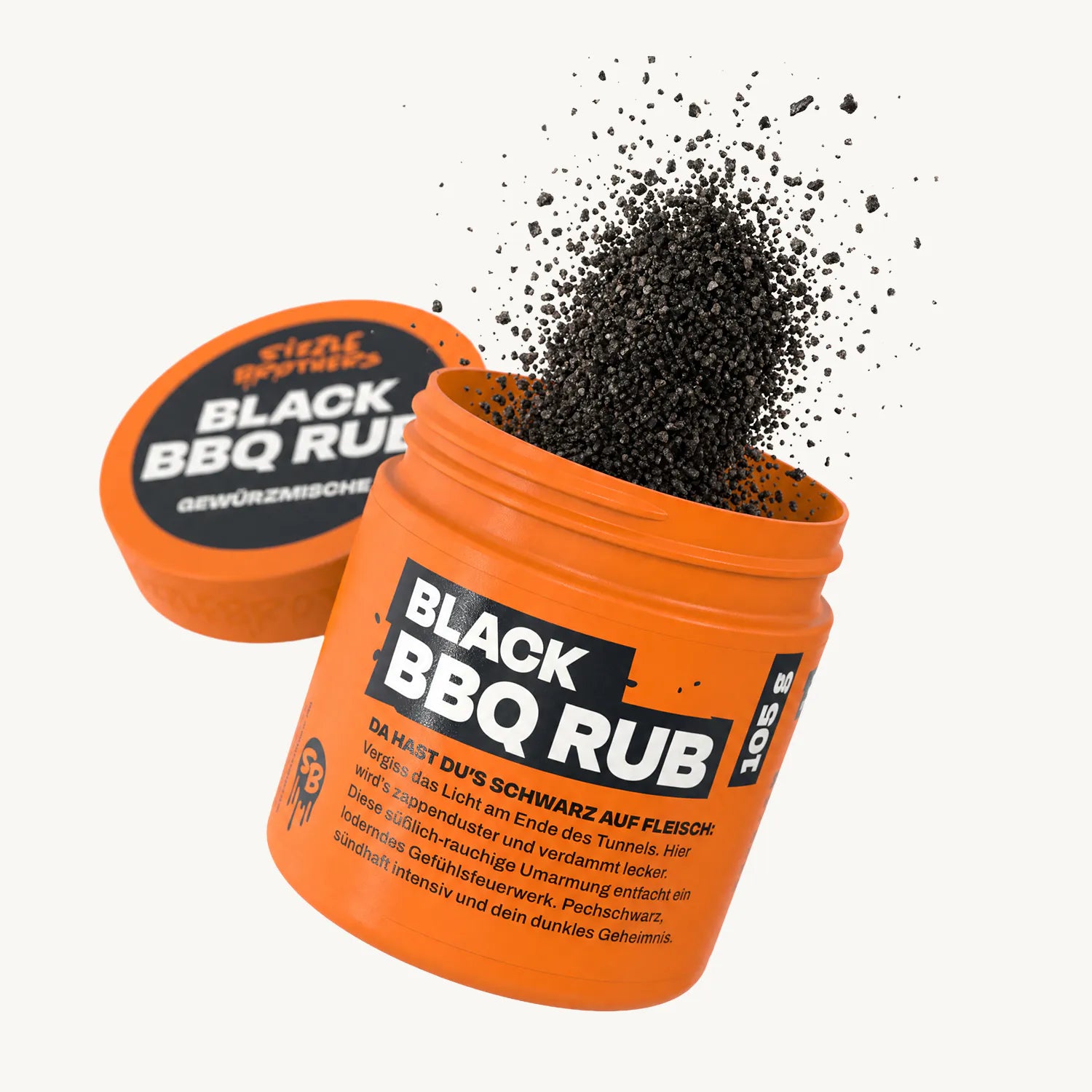 Orangene Dose mit Aufschrift 'BLACK BBQ RUB', schwarzes Gewürz streut heraus.