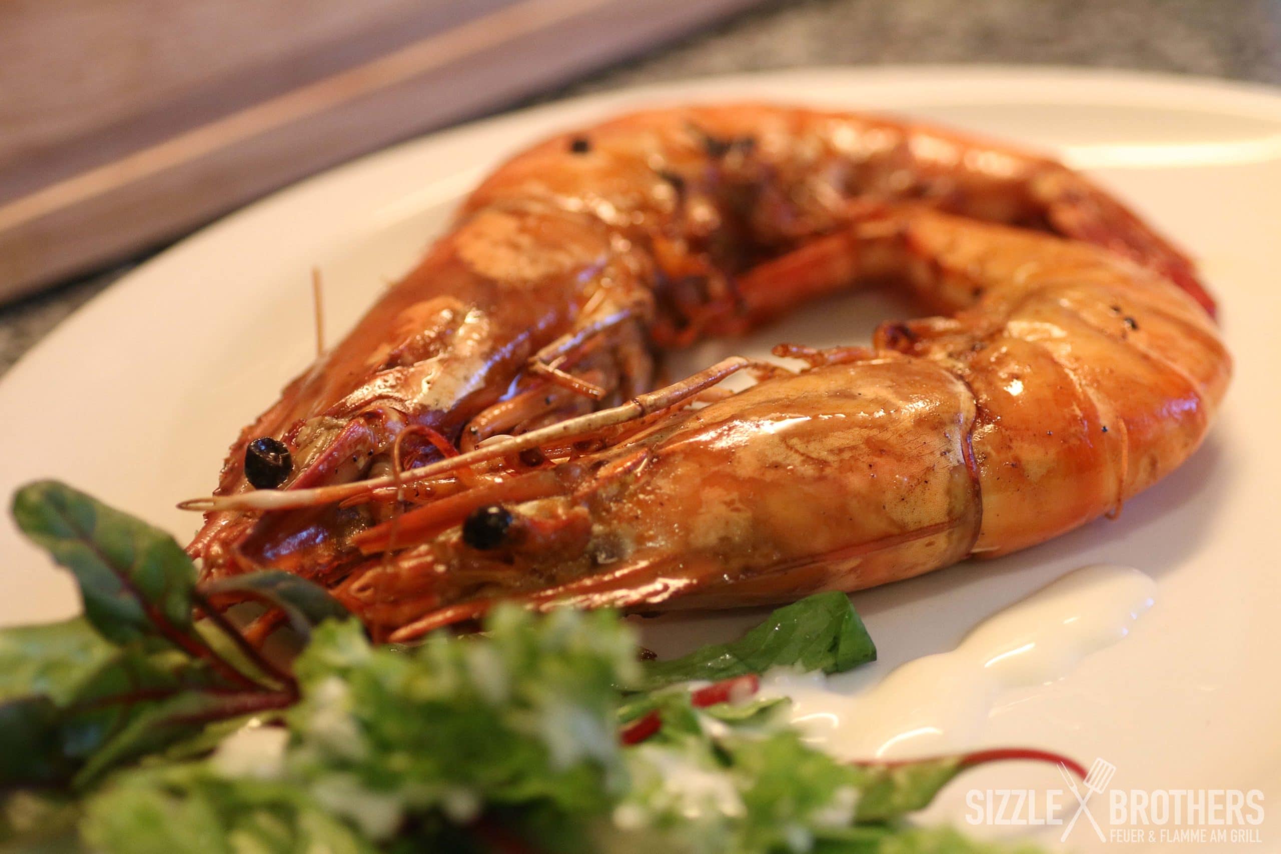 Black Tiger Garnelen angerichtet auf einem Teller