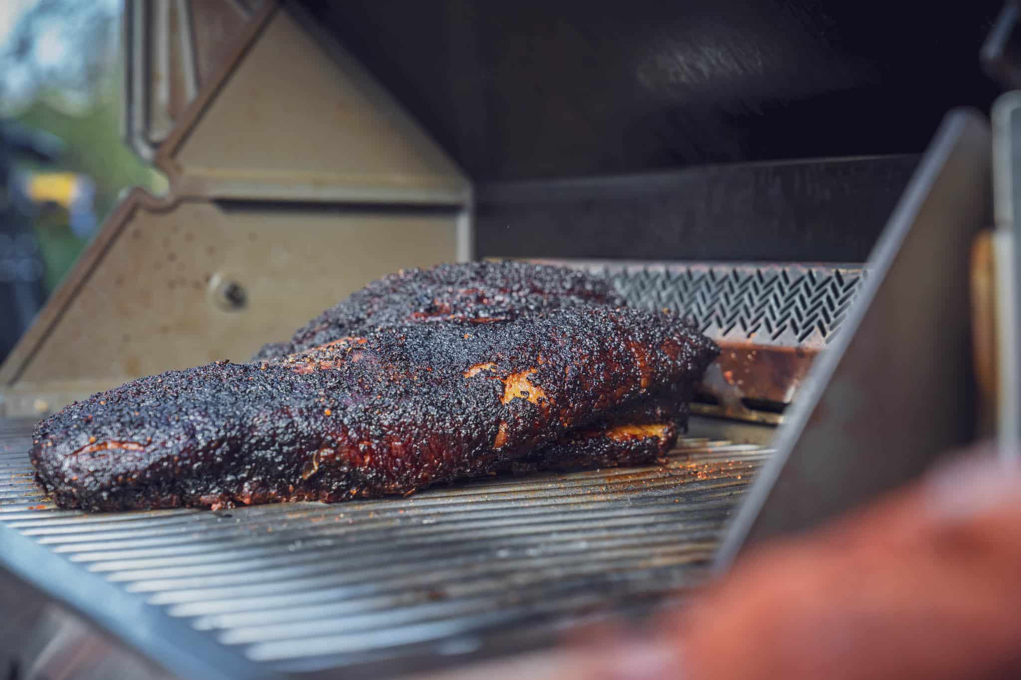 Das Beef Brisket hat eine tolle Farbe erhalten und liegt auf dem Grill