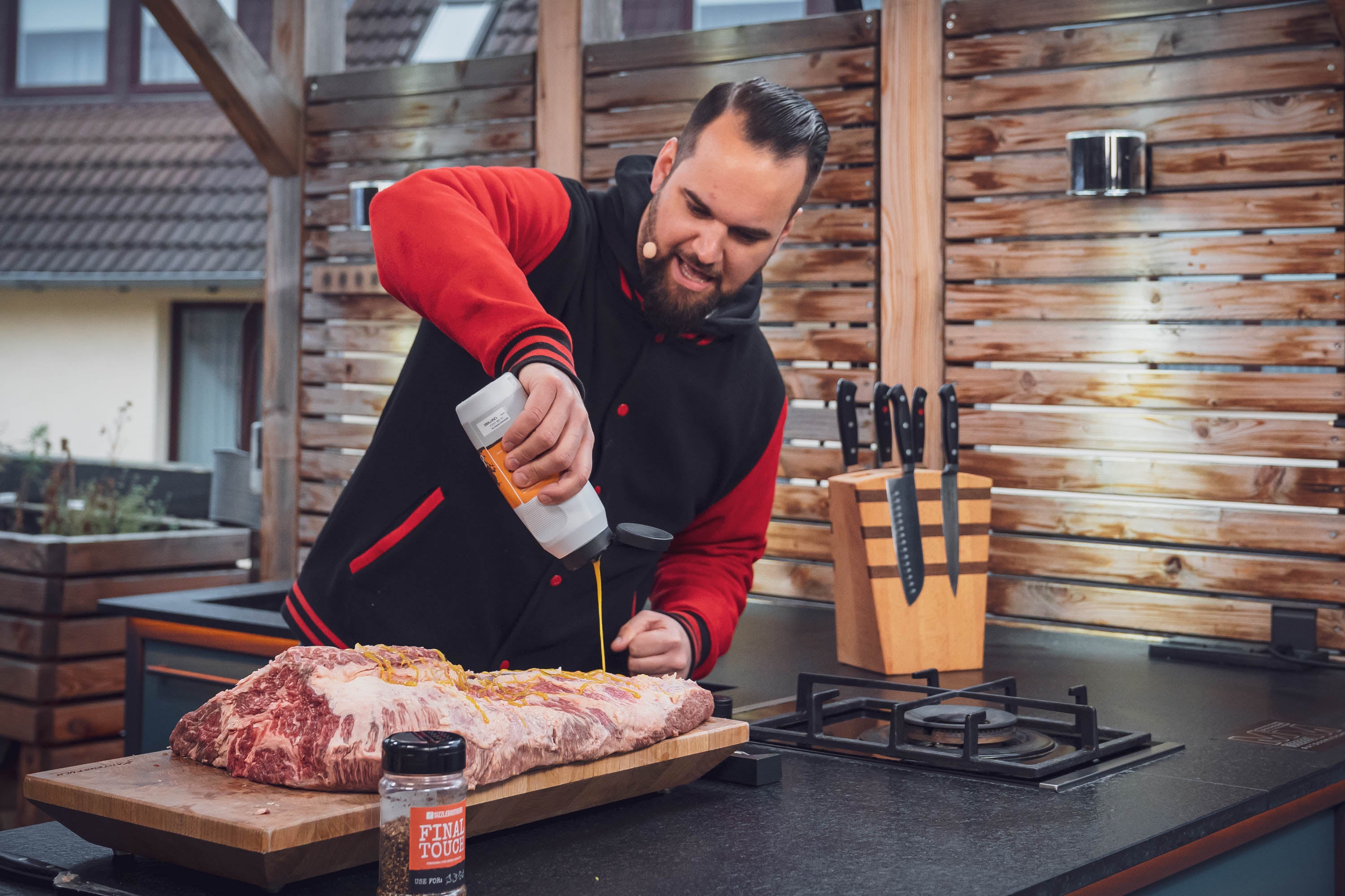 Hannes gibt Honey & Mustard Sauce über die Rinderbrust