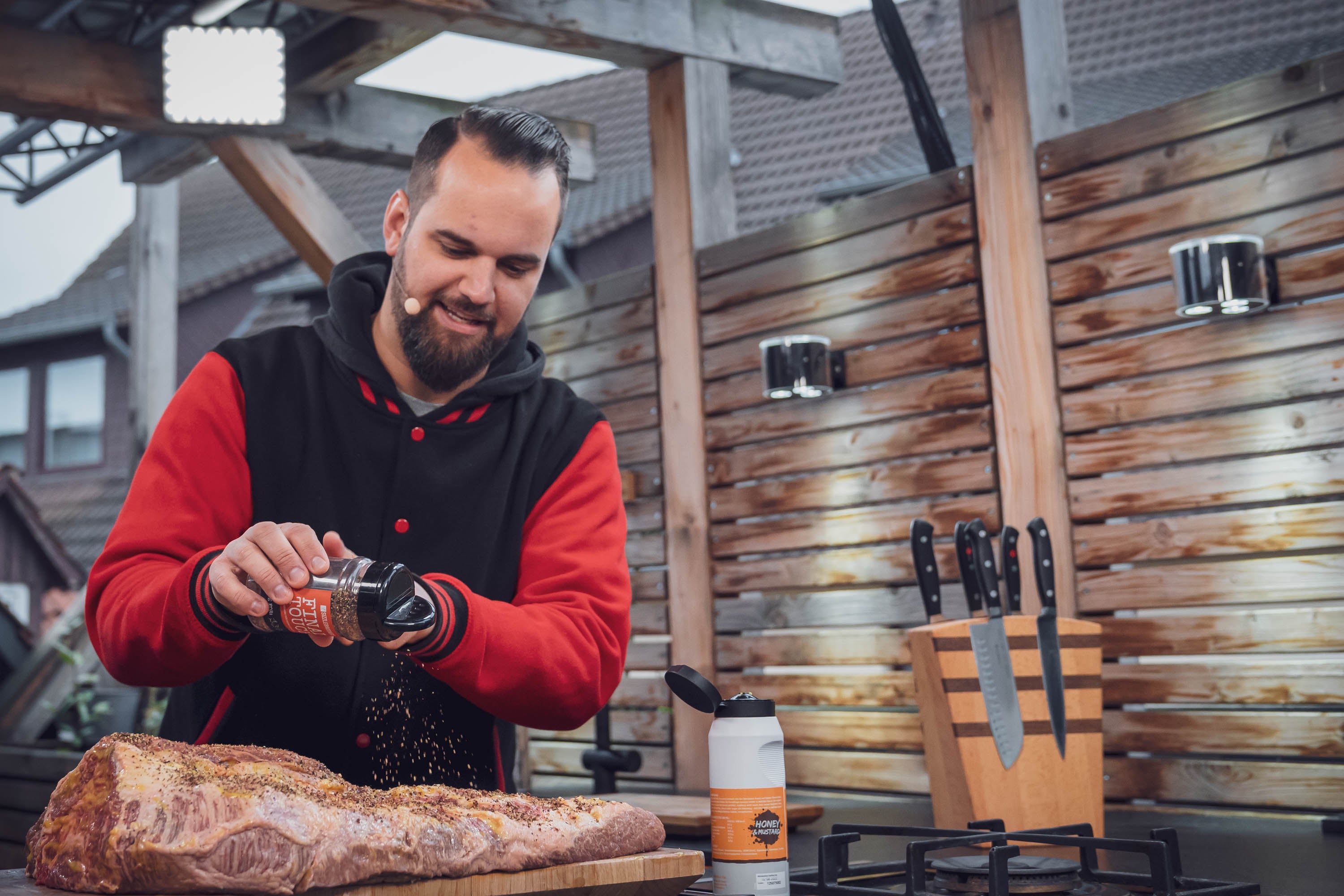 Hannes würzt das Brisket mit Final Touch