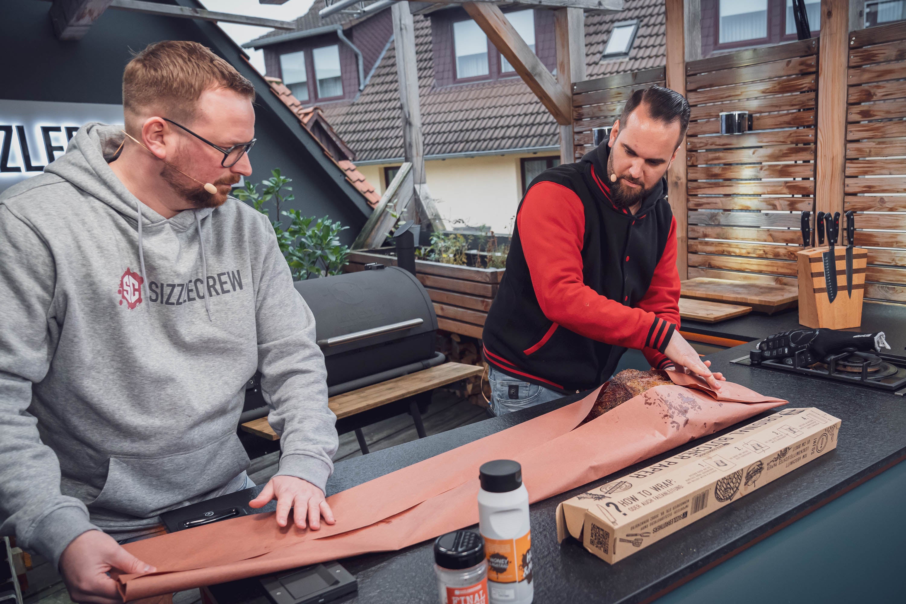 Julian und Hannes wickeln das Fleisch mit butcher Paper ein.