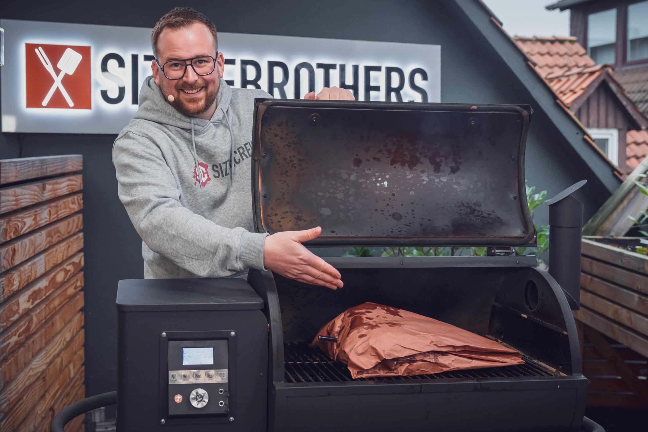 Julian präsentiert das Brisket auf dem Smoker
