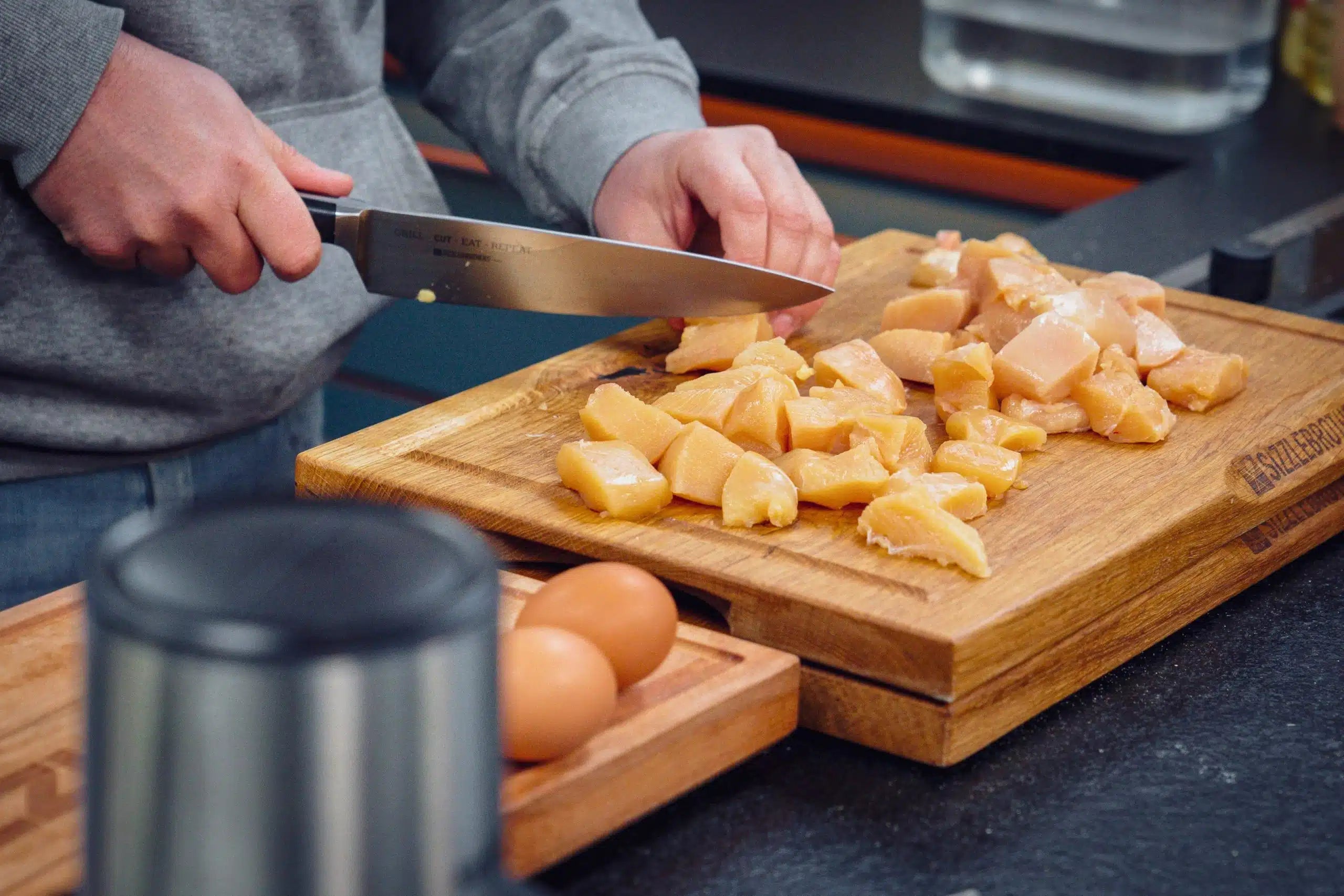 Hähnchenfleisch für Chicken Nuggets in Stücke schneiden