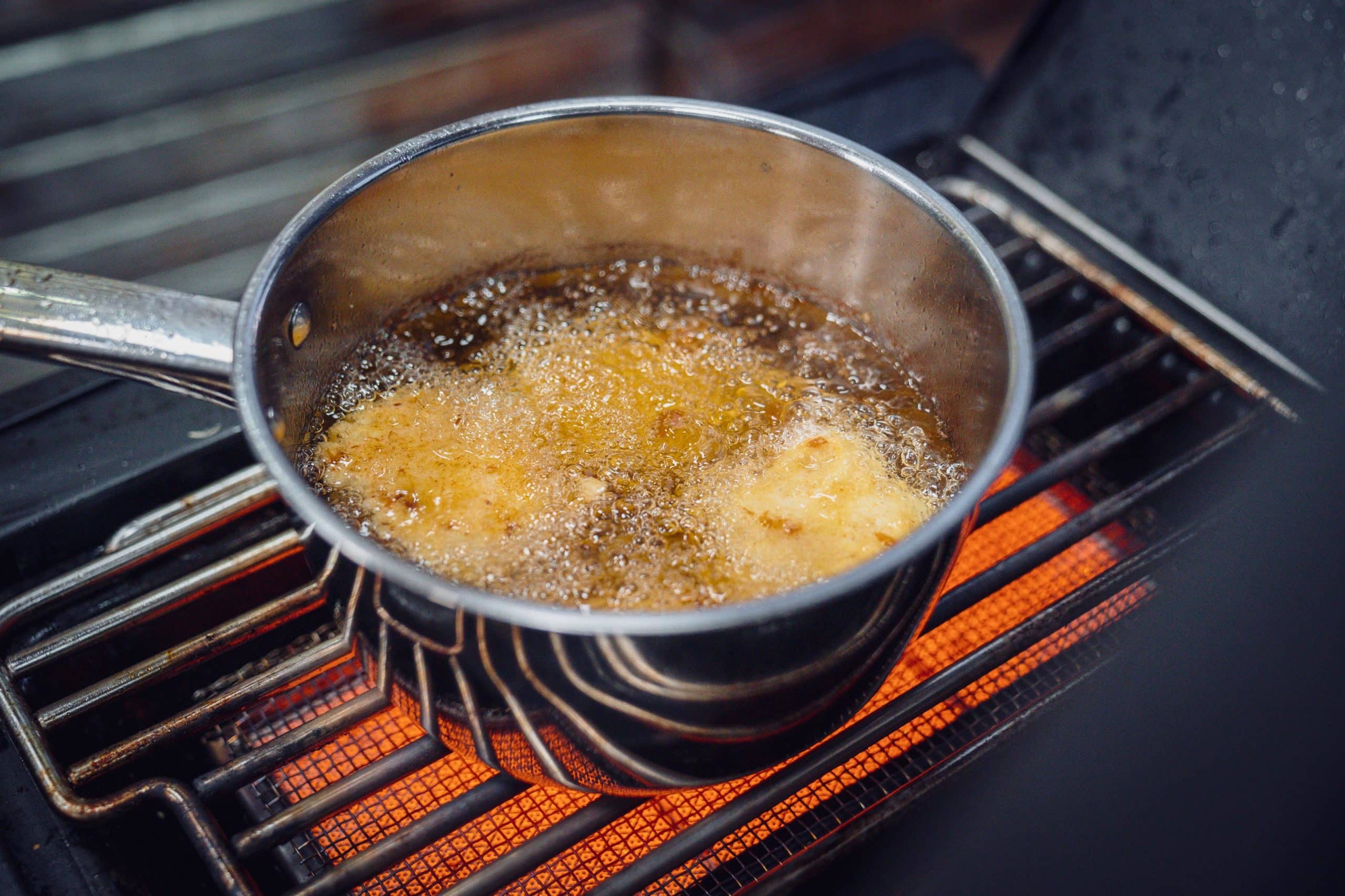 Chicken Nuggets werden frittiert