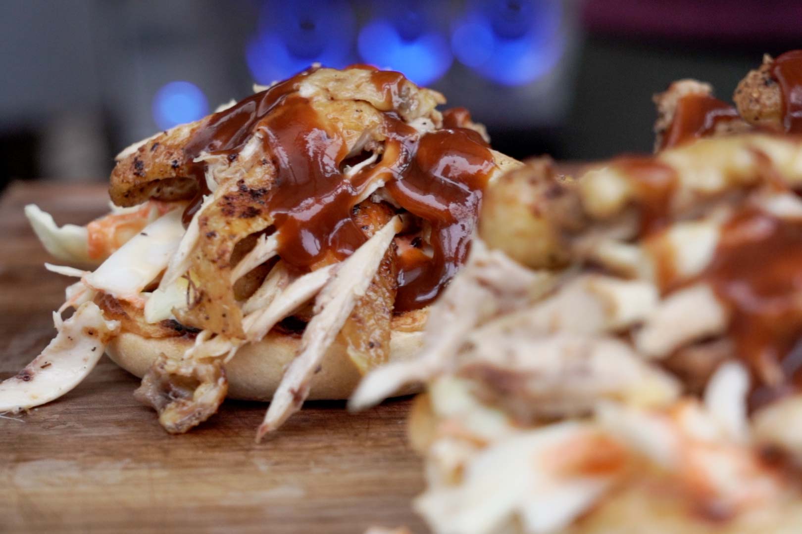 Saftiger Chicken Burger mit Chicken Wings