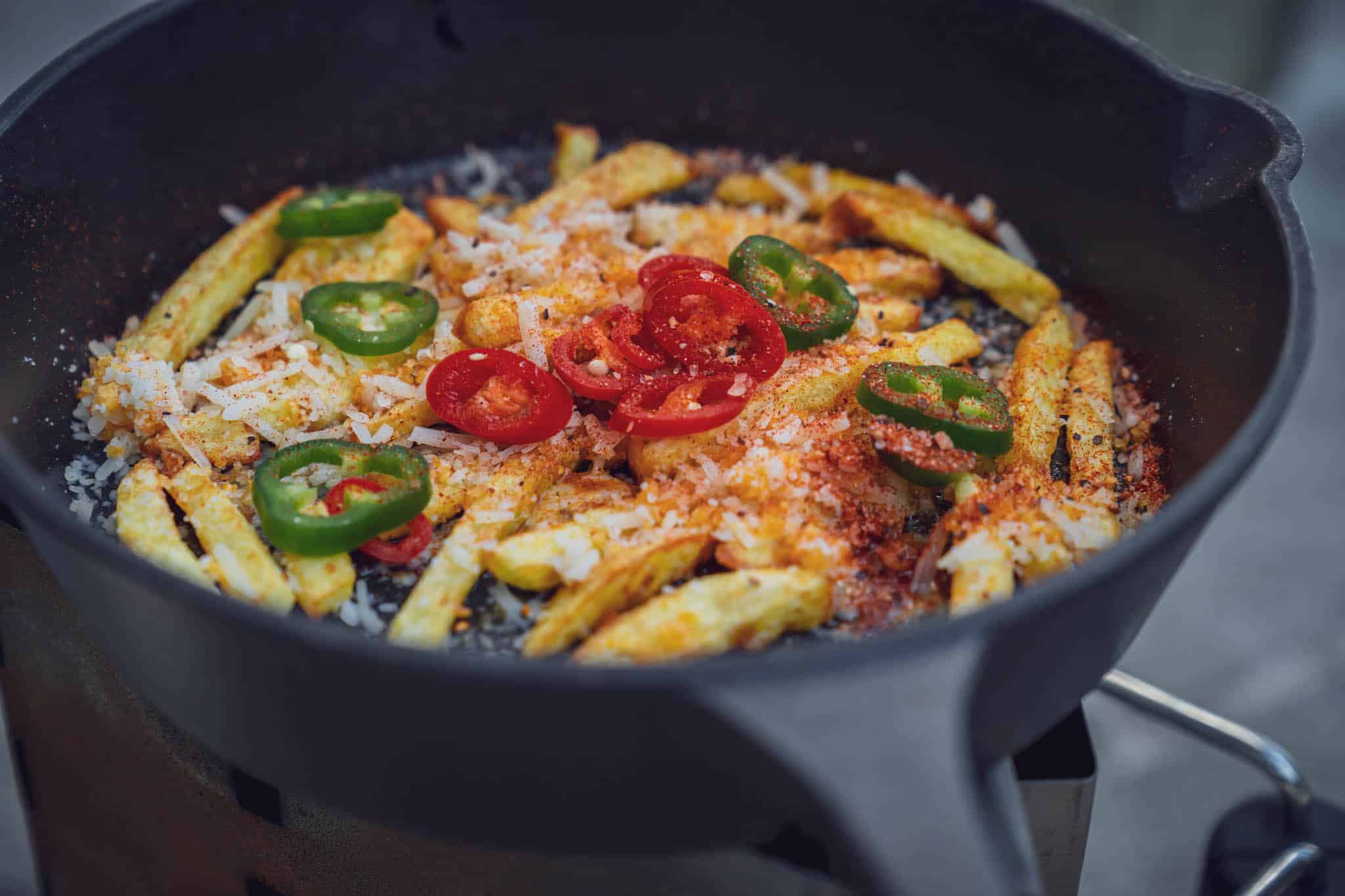Chili Cheese Fries in der Pfanne zubereitet
