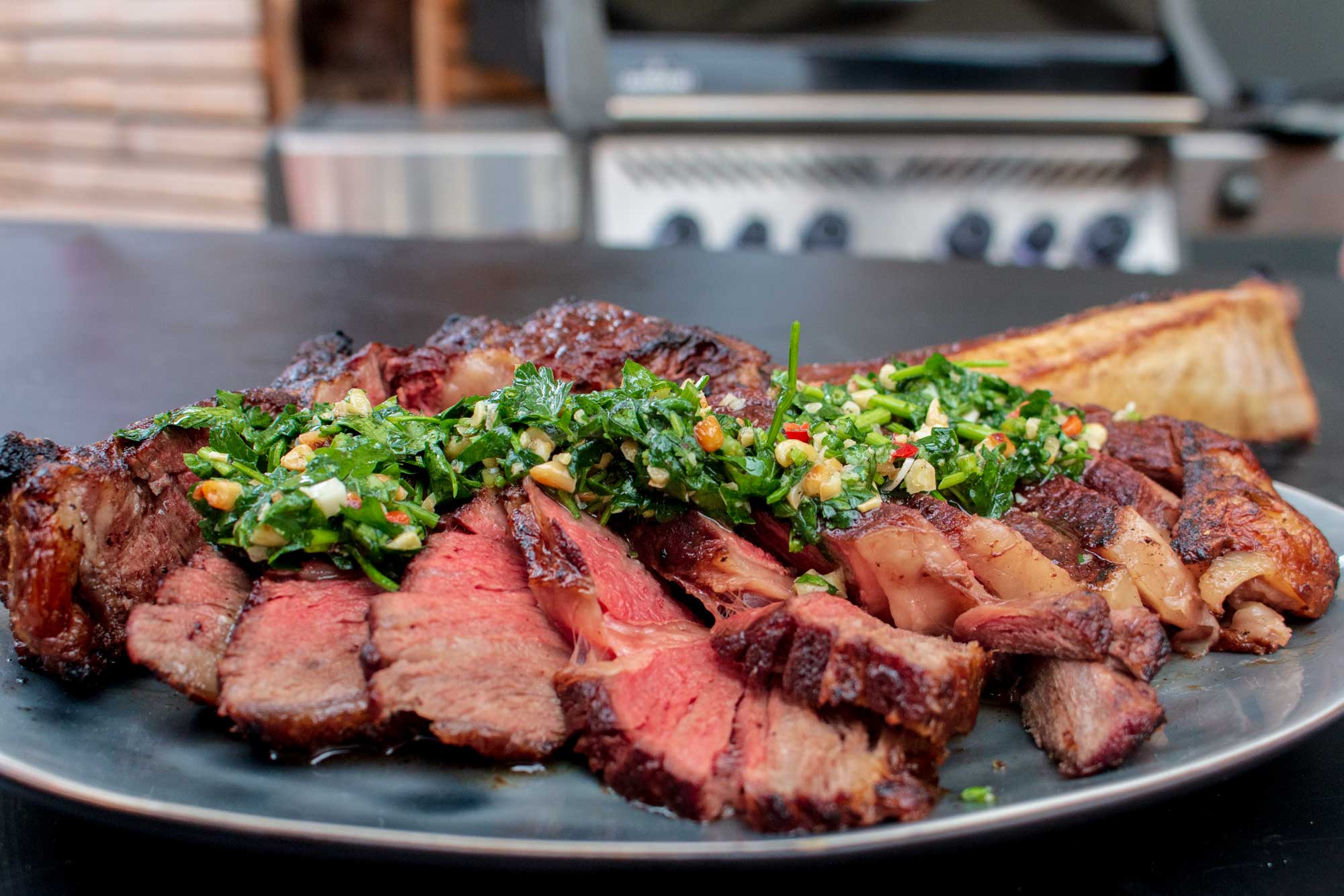 Chimichurri auf einem Steak