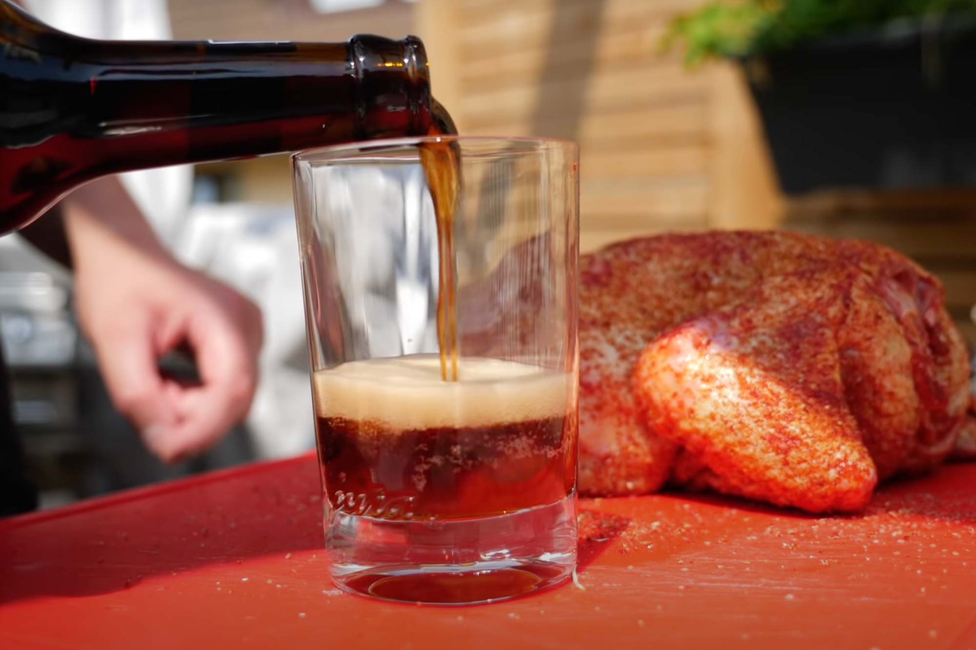 Cola wird in ein Glas gefüllt