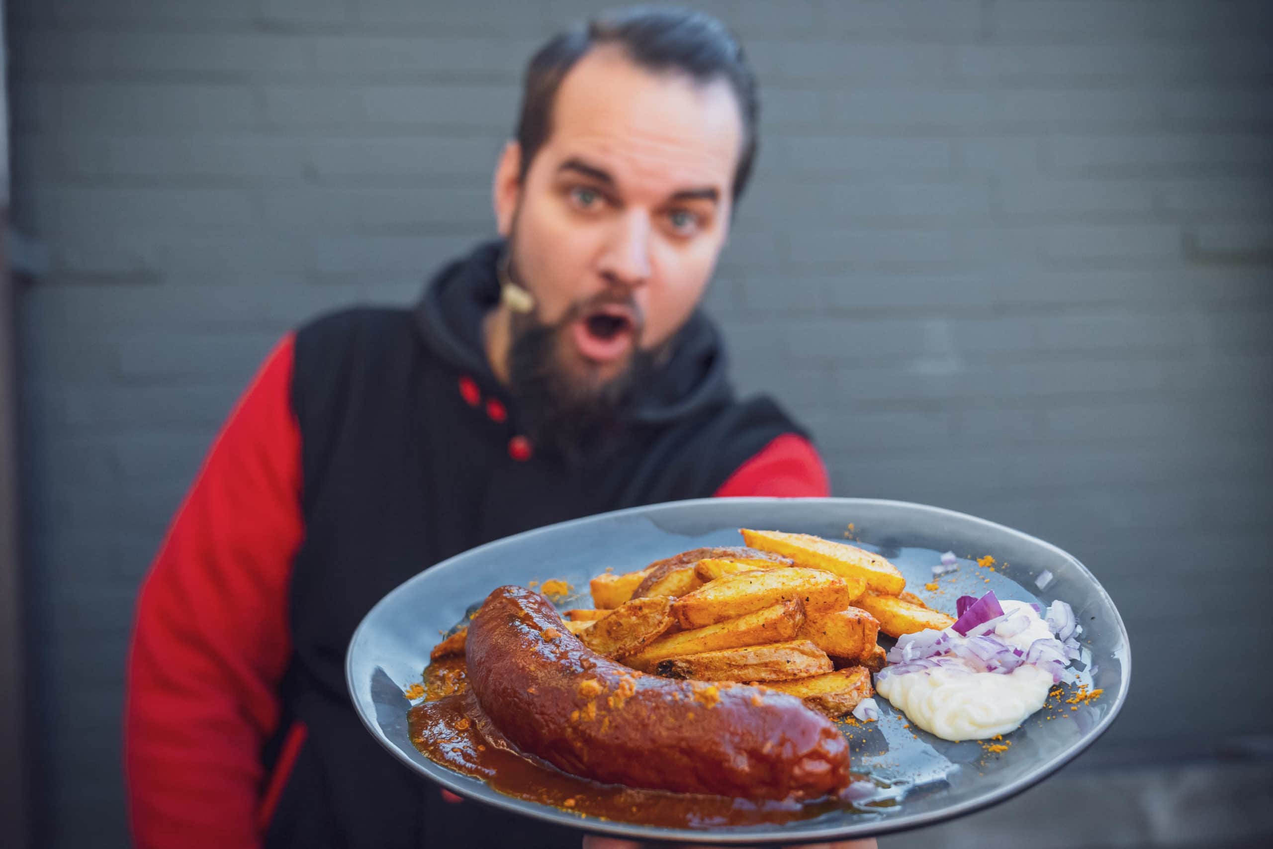 Hannes präsentiert unser Currywurst Rezept