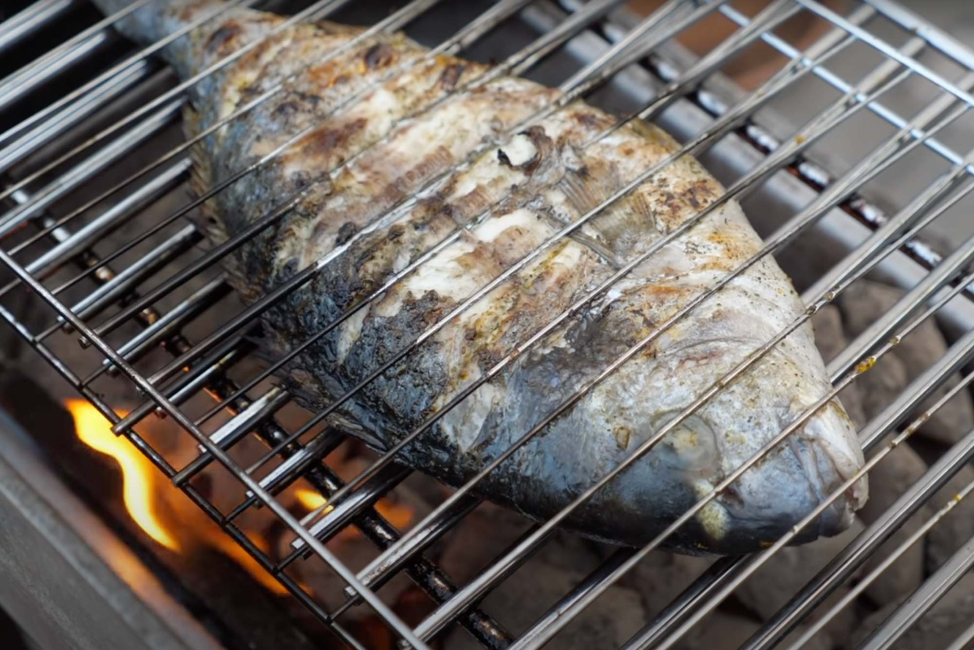 Der Fisch nimmt schöne Röstaromen an