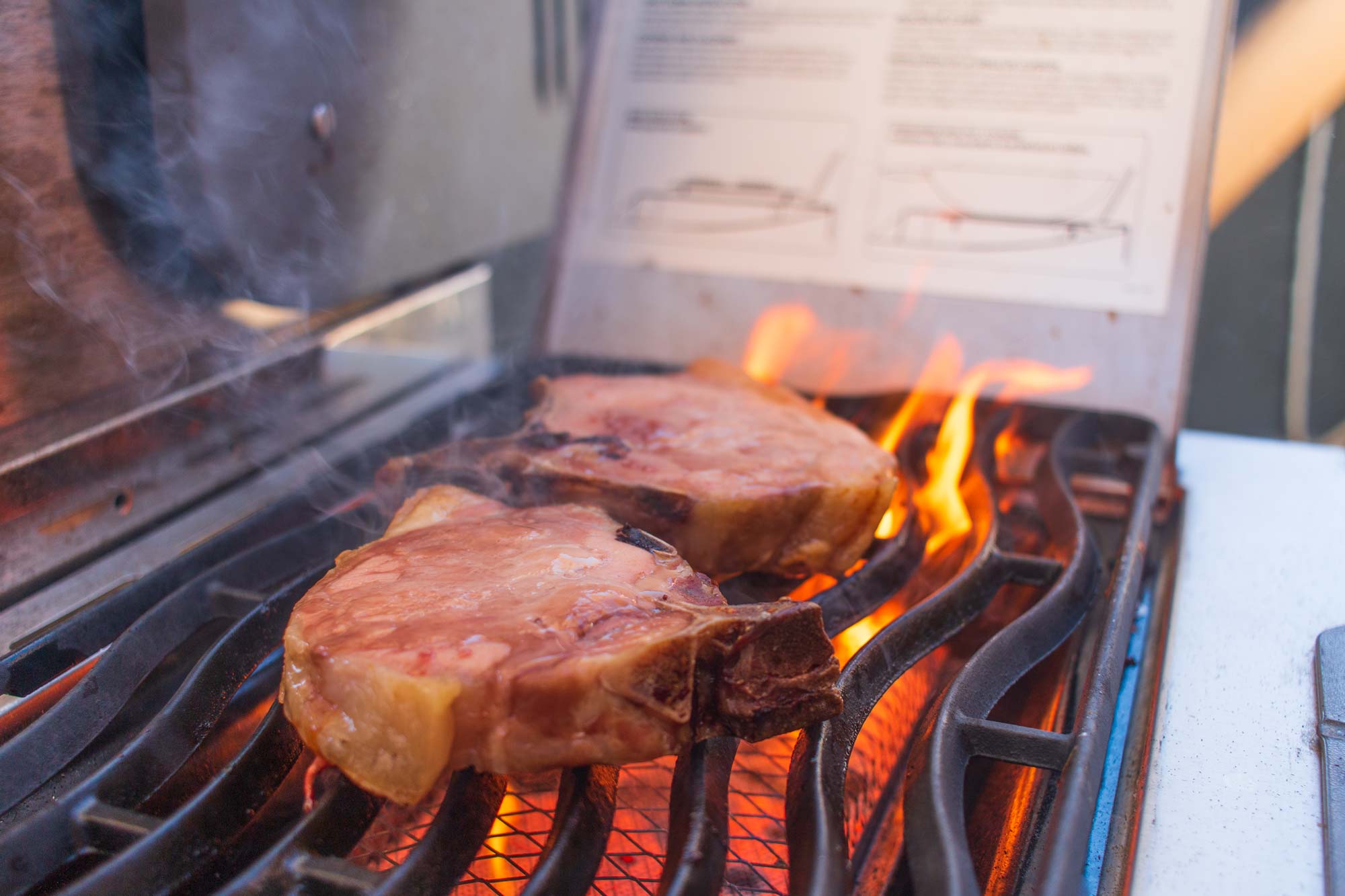 Dry Aged Schweinekoteletts auf der Sizzlezone