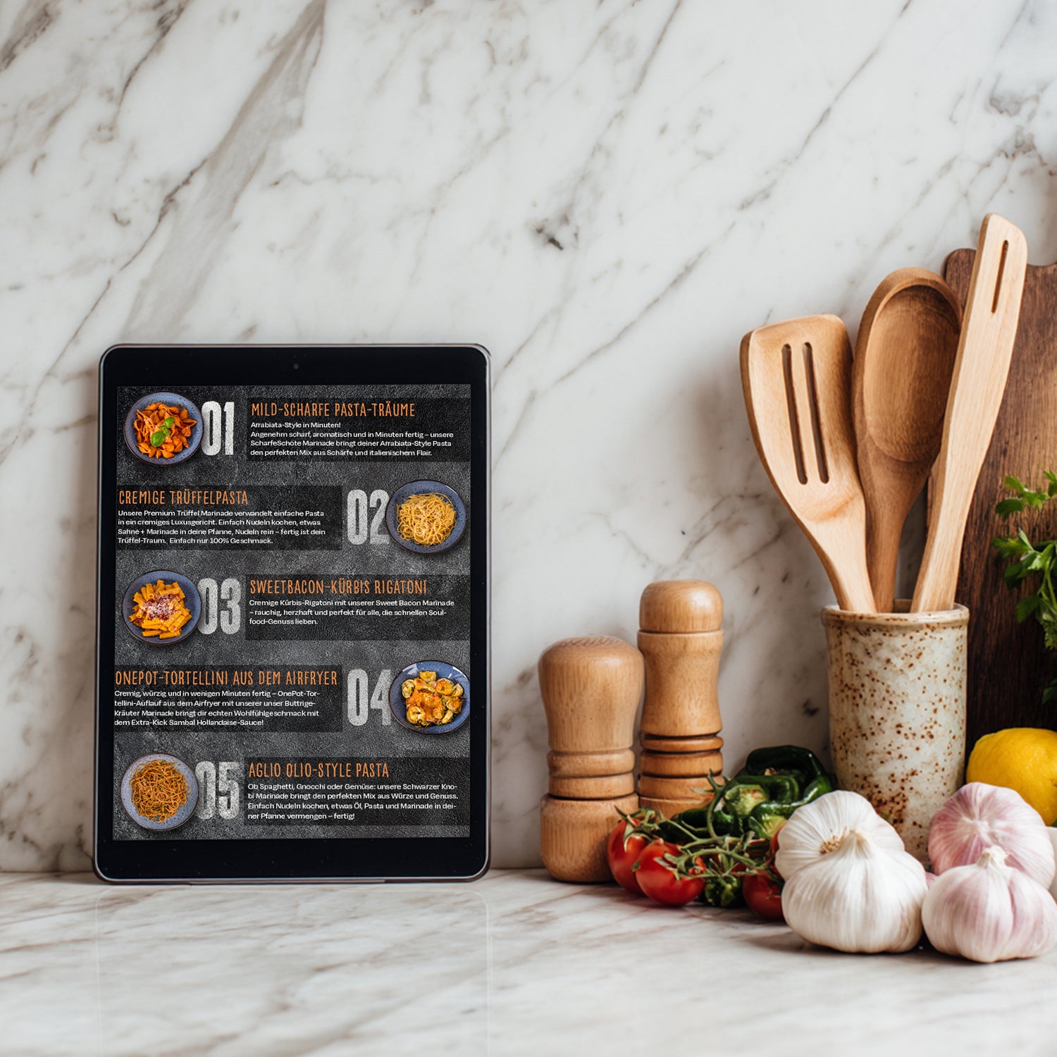 Tablet zeigt Pastarezepte, umgeben von Holzutensilien und Gewürzen.