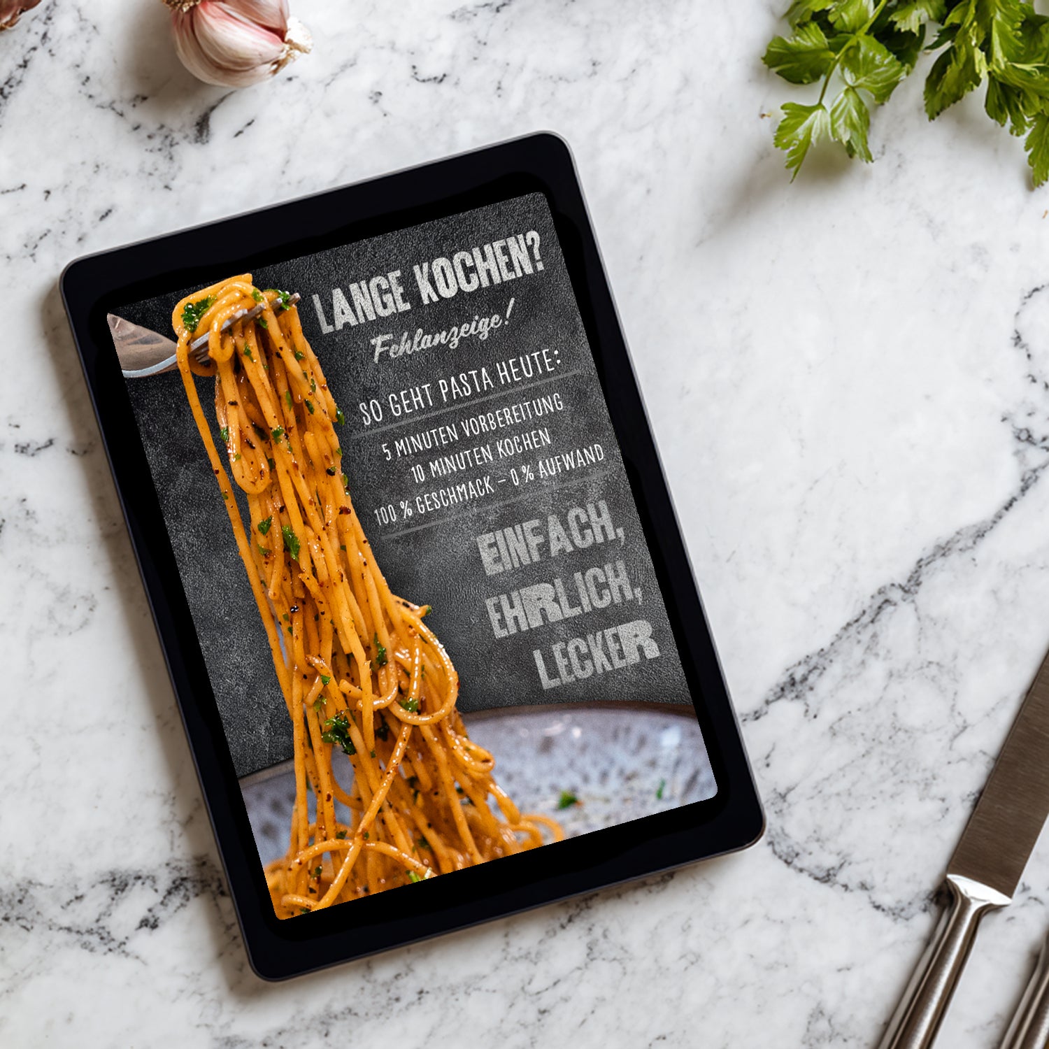 Tablet mit Spaghetti-Bild, Text: 'Lange kochen? Kein Problem!'