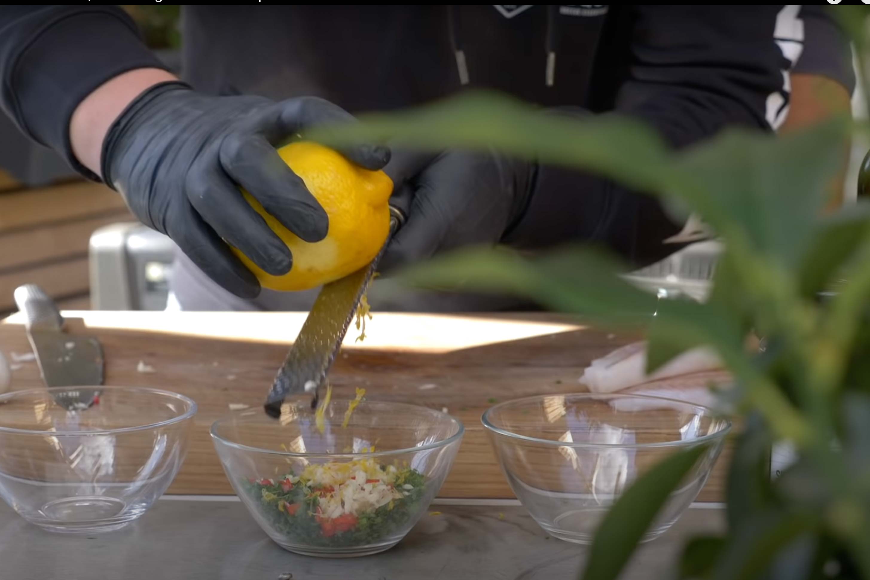 Zitrone wird abgerieben