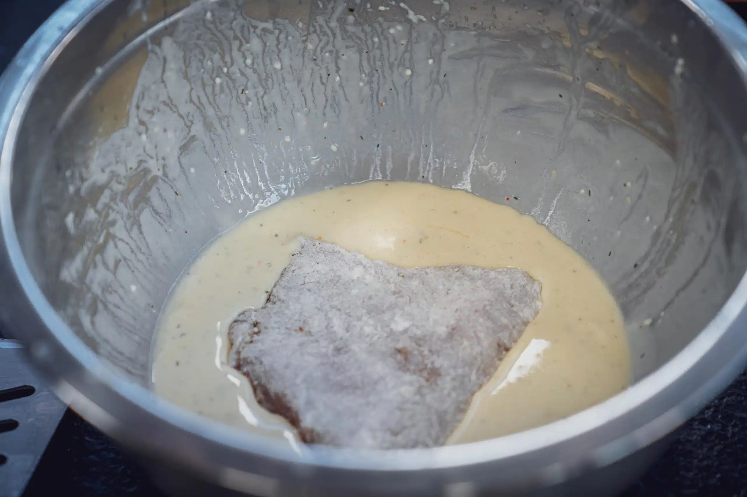 mehliertes Fischfilet im Backteig