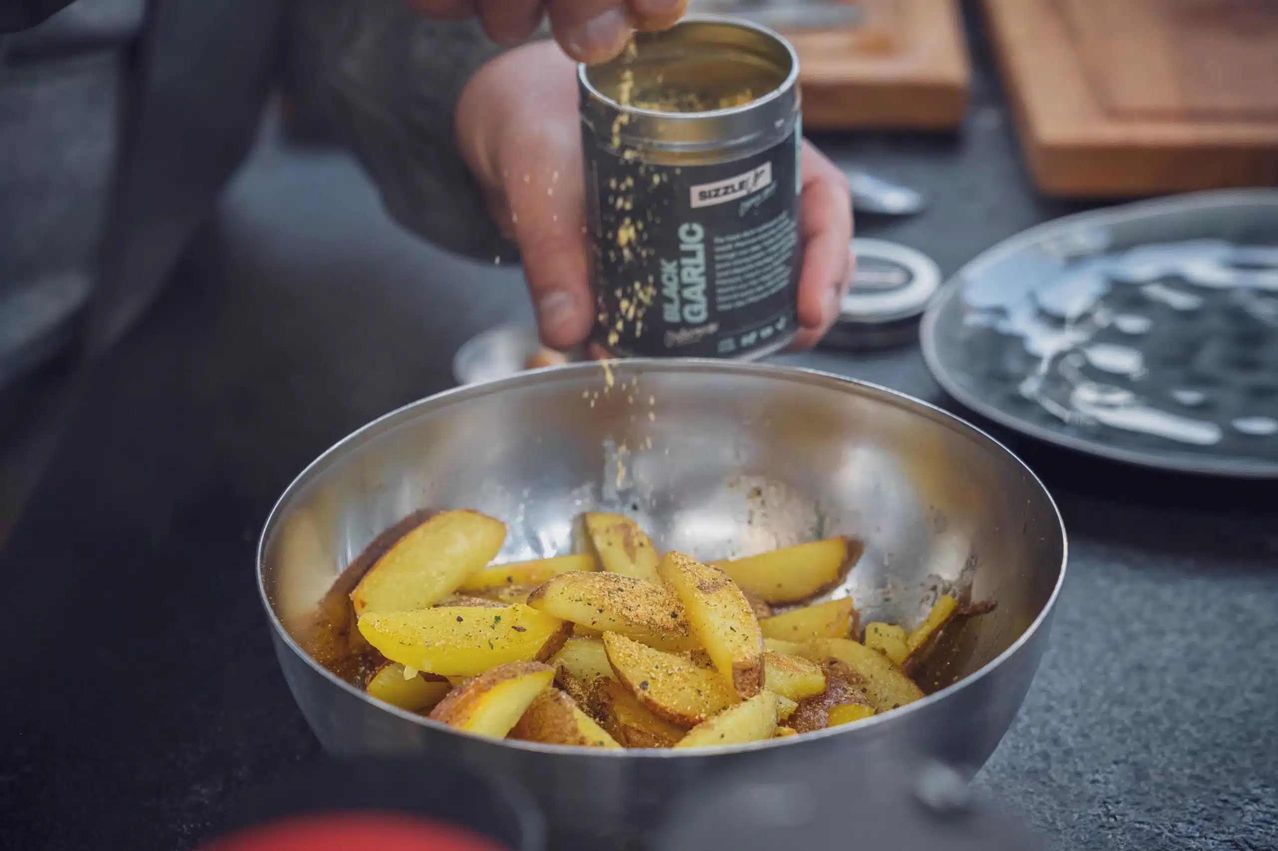 Kartoffeln werden gewürzt