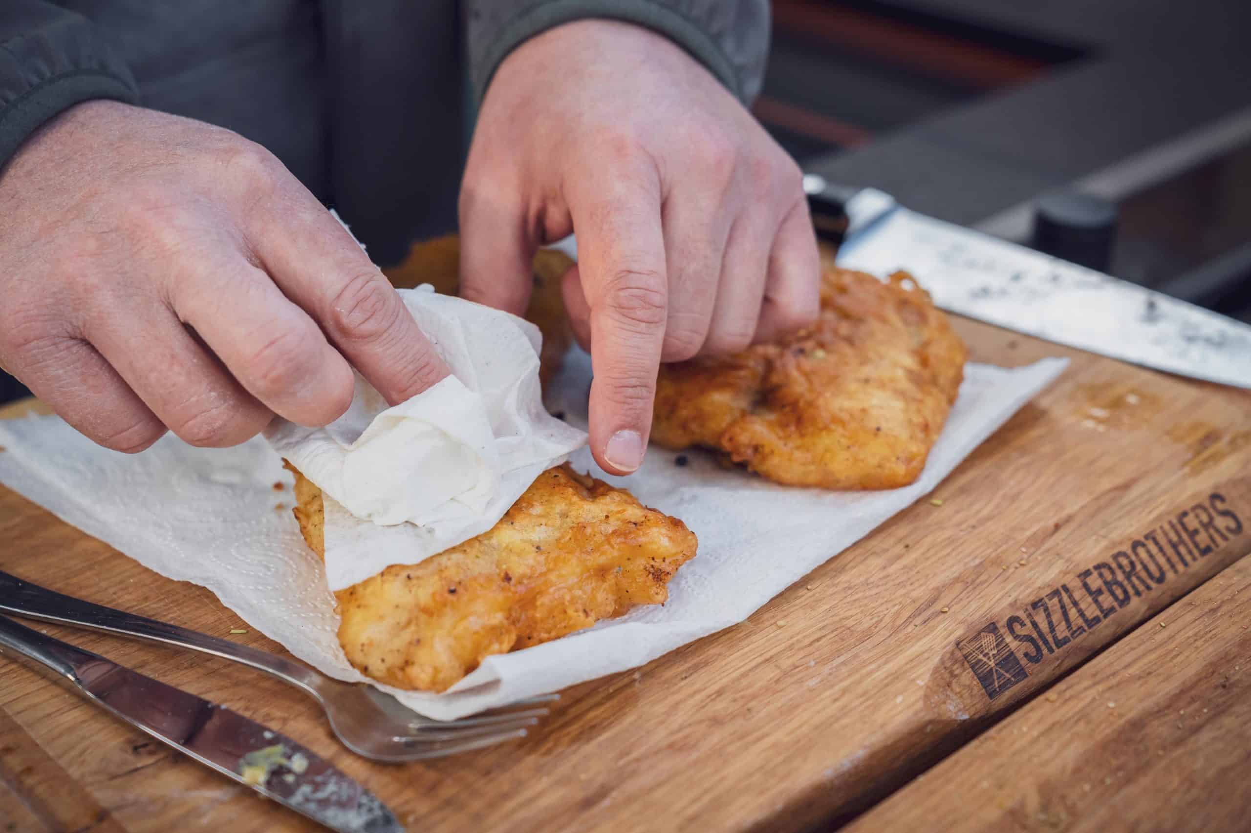 frittierter Fisch wird abgetupft