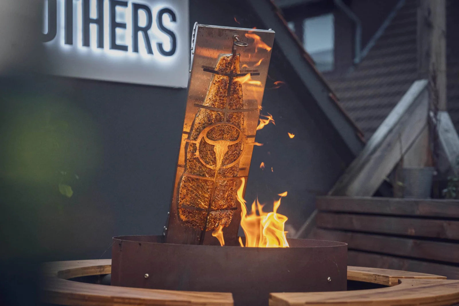 Flammlachs auf Flammlachsbrett über offenen Flammen, gewürzt mit SizzleBrothers Lachsgewürz