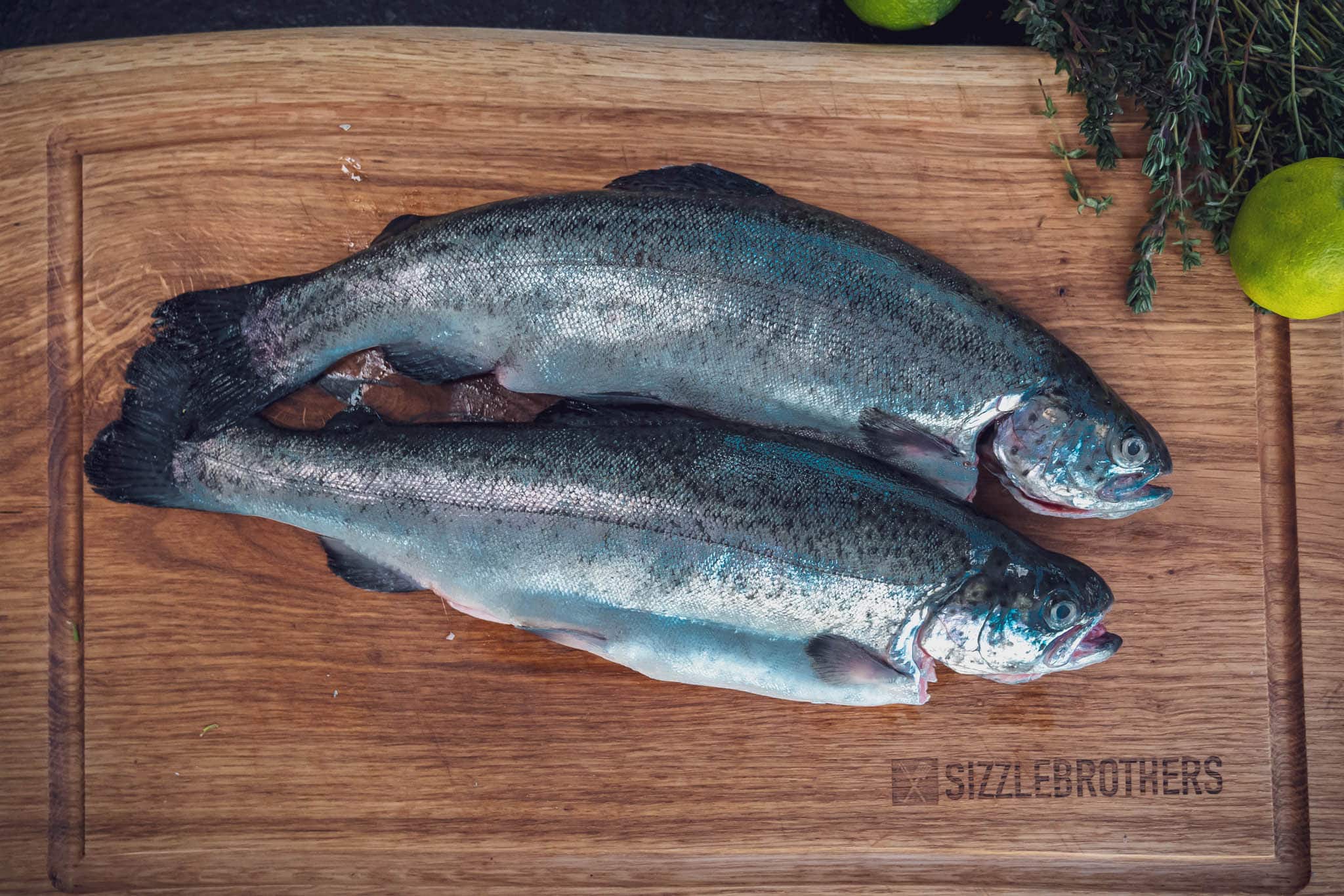 Frische Forellen auf einem Brett