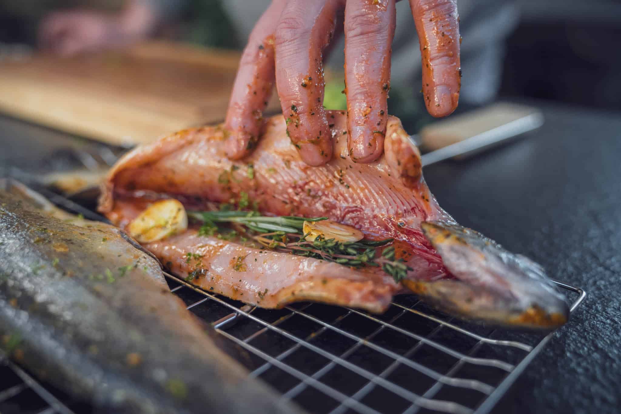 Forellen werden gefüllt