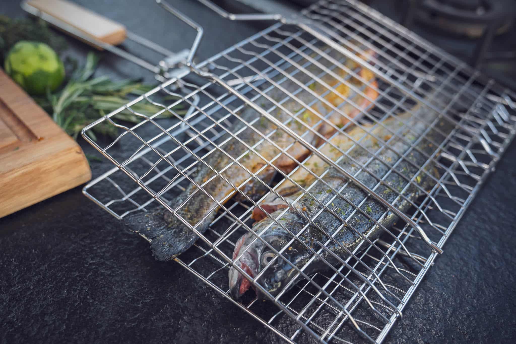 Fische im Grillgitter