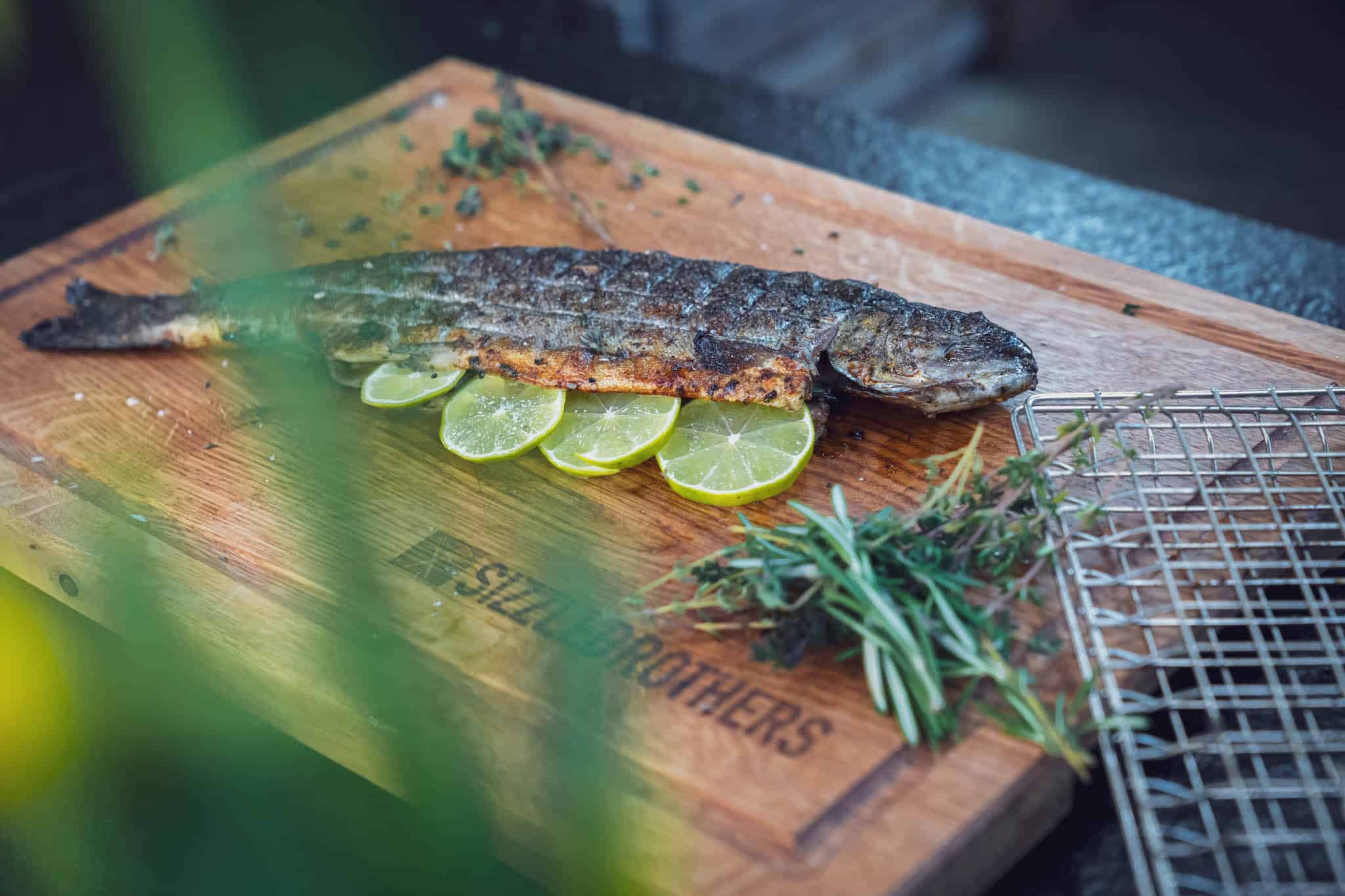 Fertige Forelle auf dem Brett